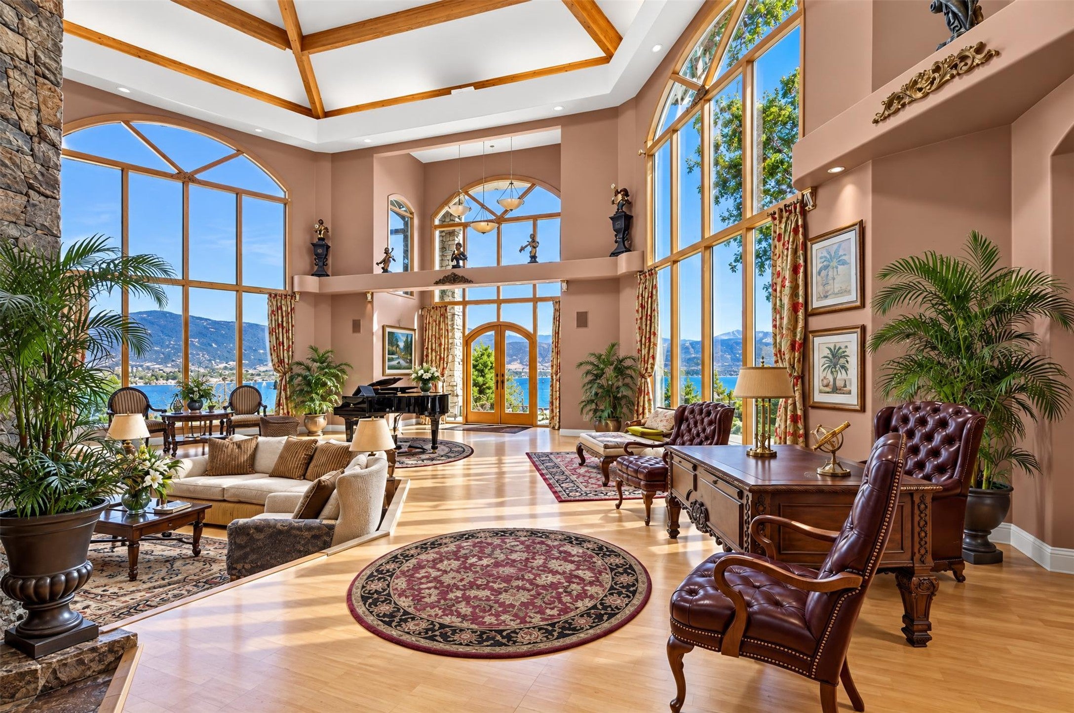 Panoramic Views of 2 Lakes From Vibrant 3-Suite B&B