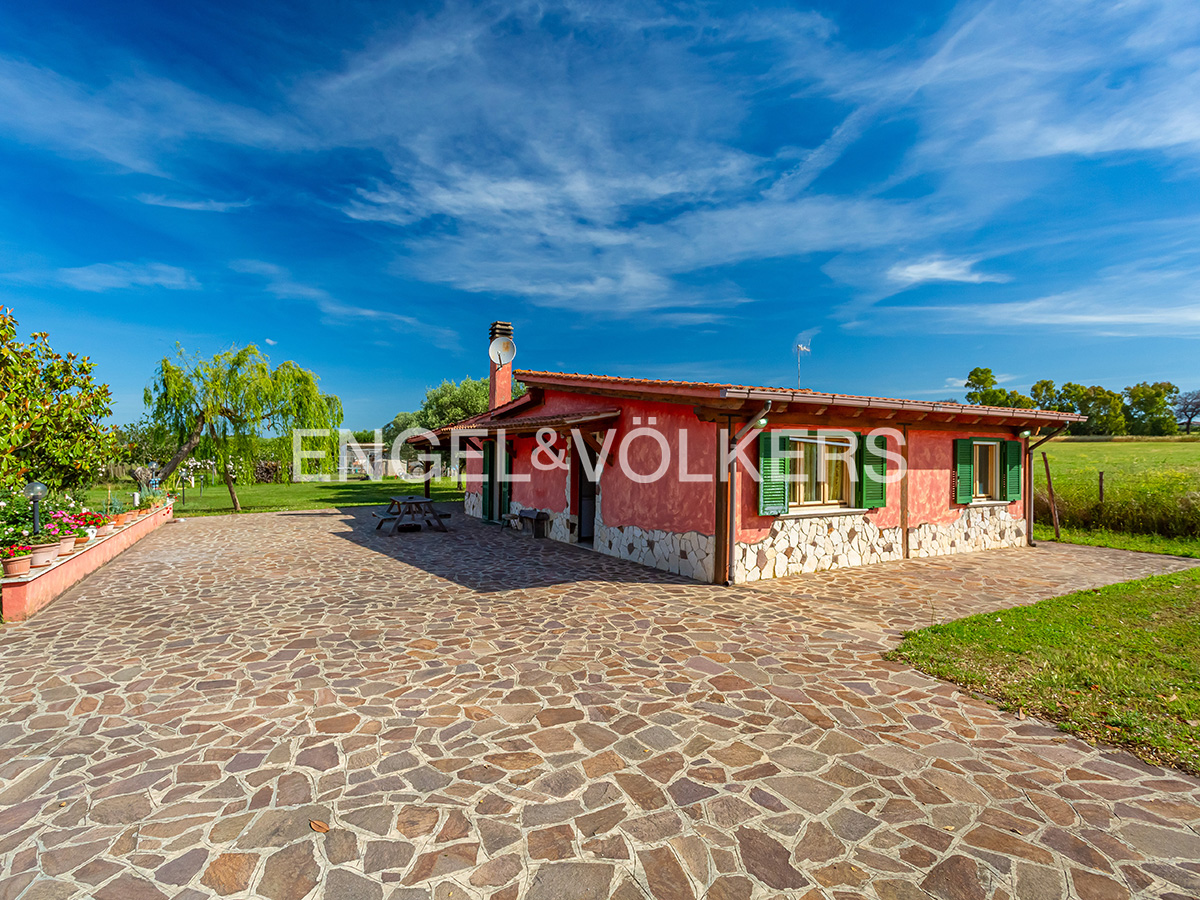 Single-family villa with garden in Pratica di Mare