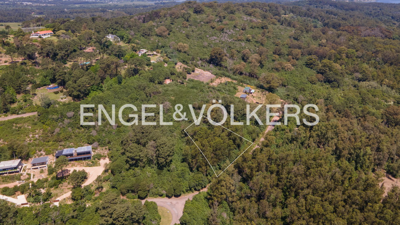 Exceptional land with views