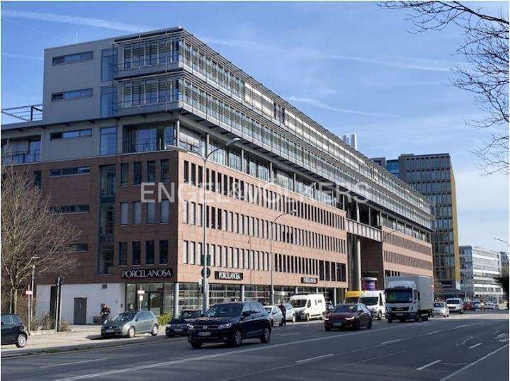 Excellent working in a stylish business district