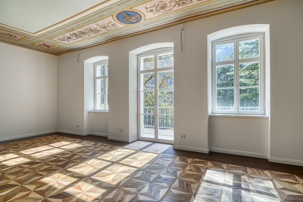 Esclusivo appartamento con sala affrescata e terrazza in villa storica