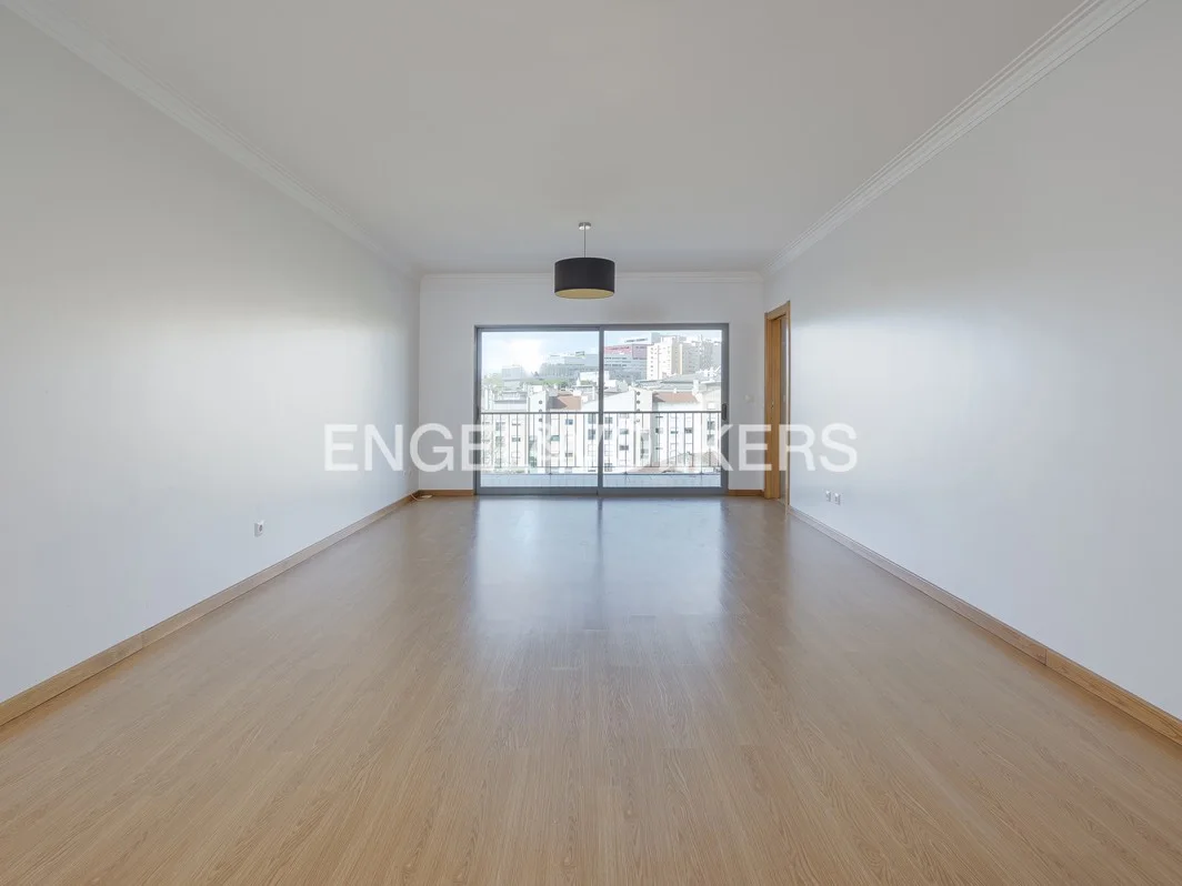 Spacious 3 Bedroom Apartment with Garage in Carnaxide