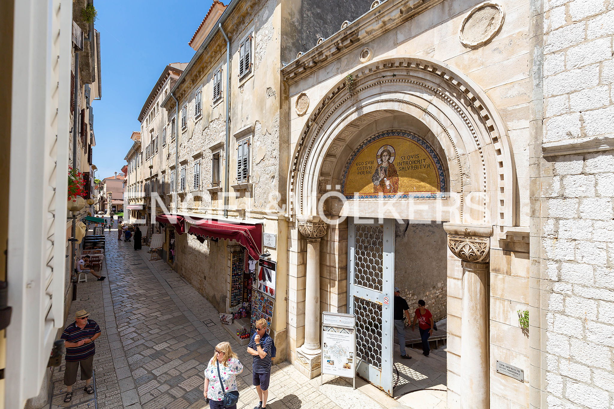 Old Town property overlooking the UNESCO Basilica – Four stylish units with a private courtyard