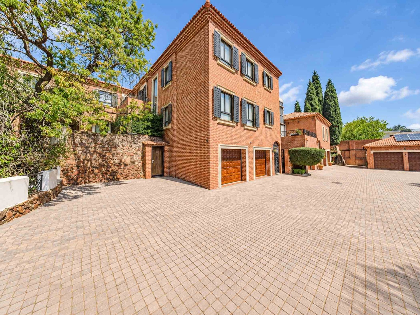 MODERN LIVING. TIMELESS BRICK. EXCEPTIONAL SECURITY.