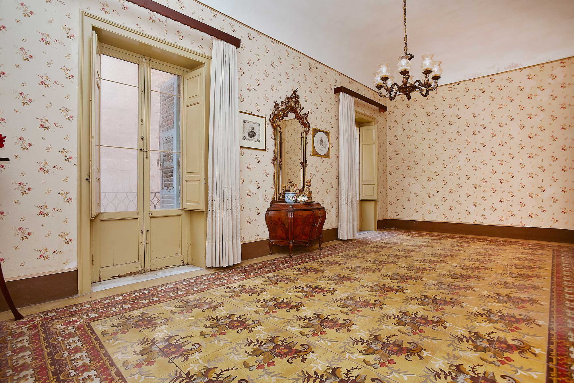 Historic apartment to renovate next to the cathedral