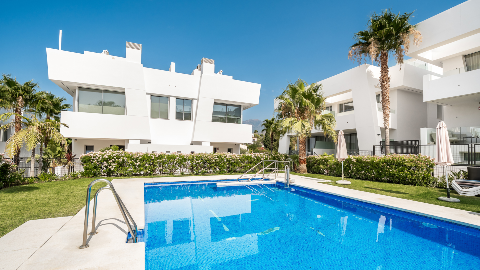 Exceptional Corner Townhouse with Rooftop Pool and Sea Views in Río Real