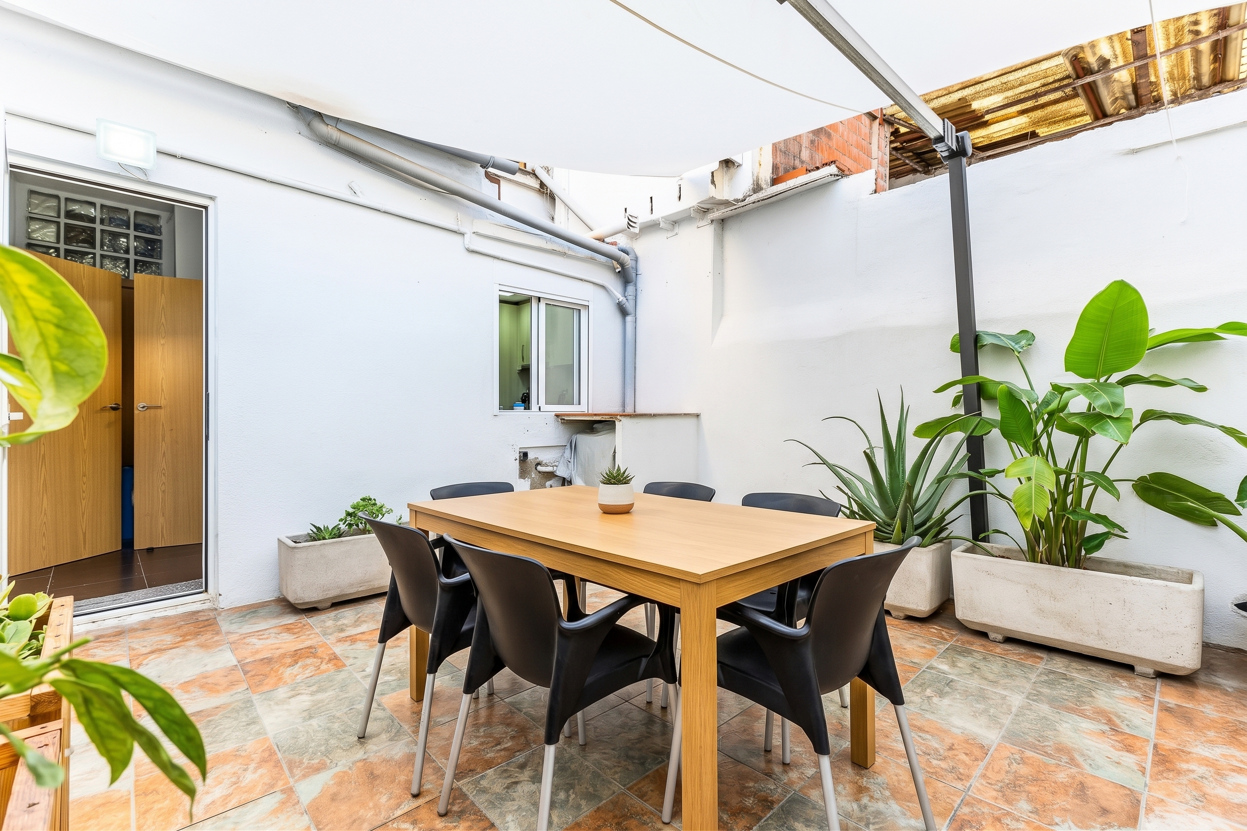 Beautiful two-story house for investors [KI-modifiziert]