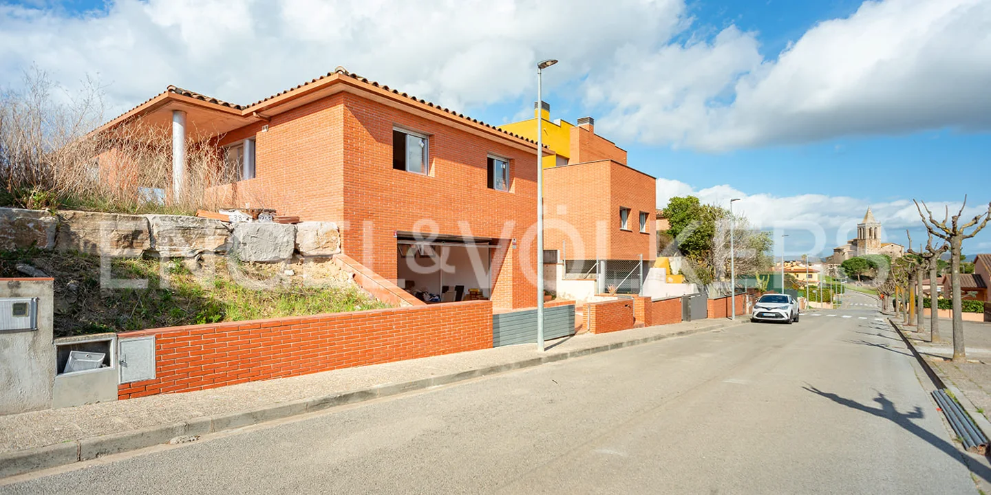 Prächtiges Einfamilienhaus im Neubau in Aiguaviva