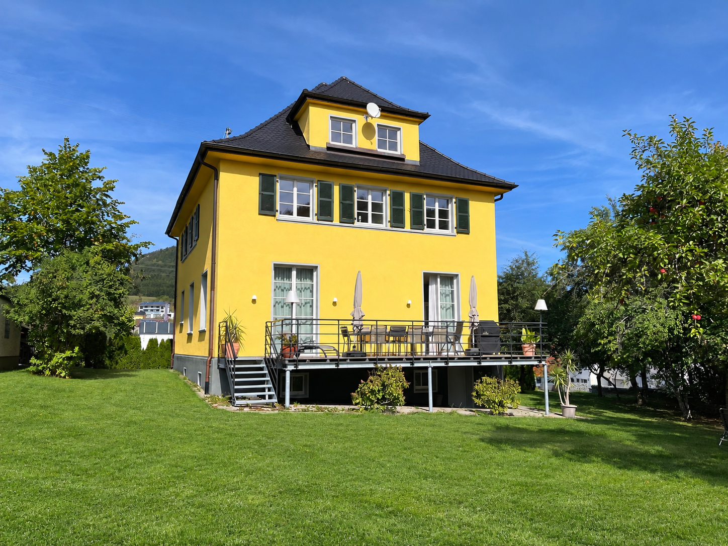 Hochwertig und stilvoll sanierte (2017) Landvilla mit Gewölbekeller, Ausbaureserve und ebenem Südgarten