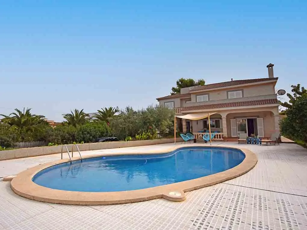 Detached villa with pool in Las Palmeras