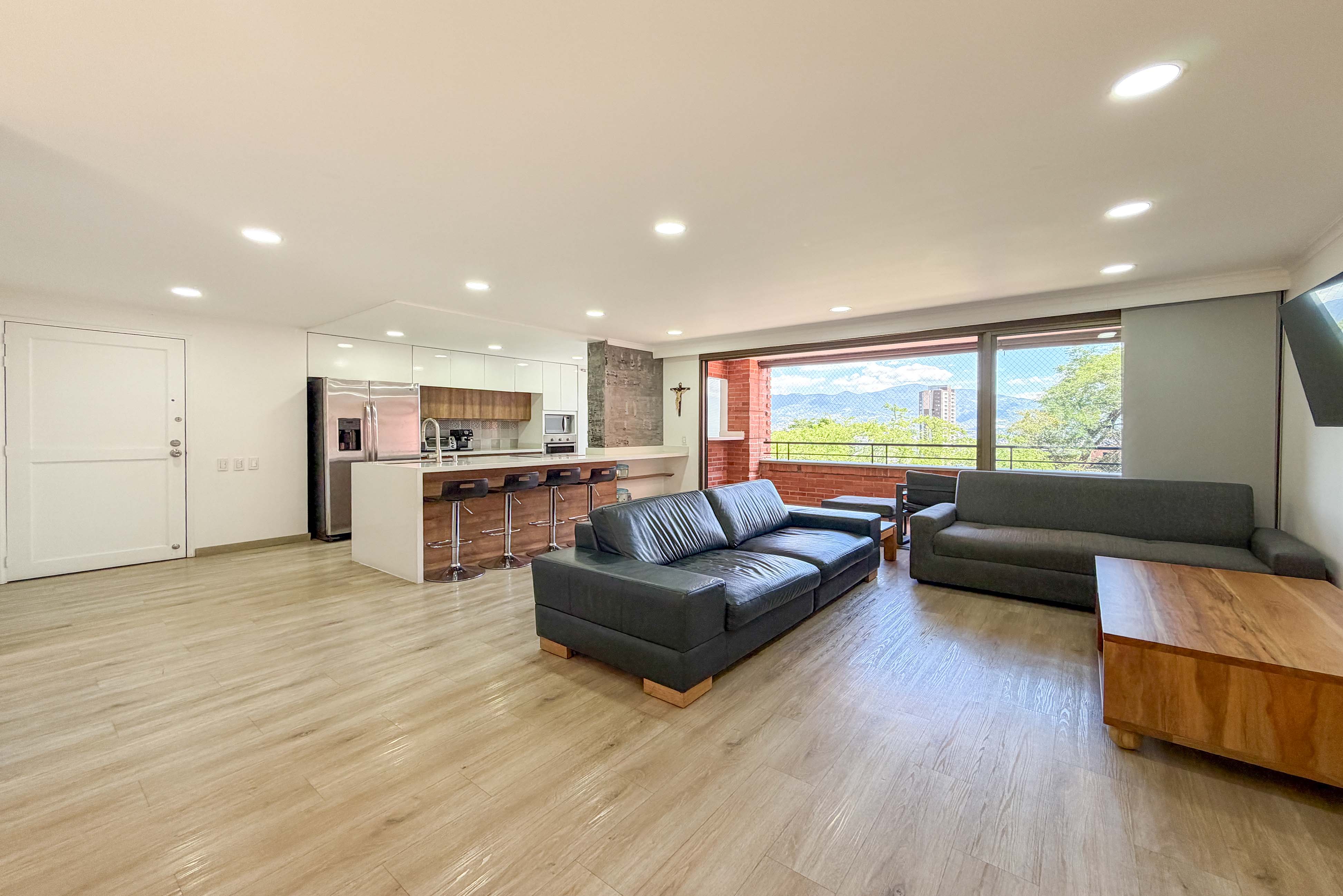 Apartamento con balcón y clubhouse para venta en El Tesoro, El Poblado