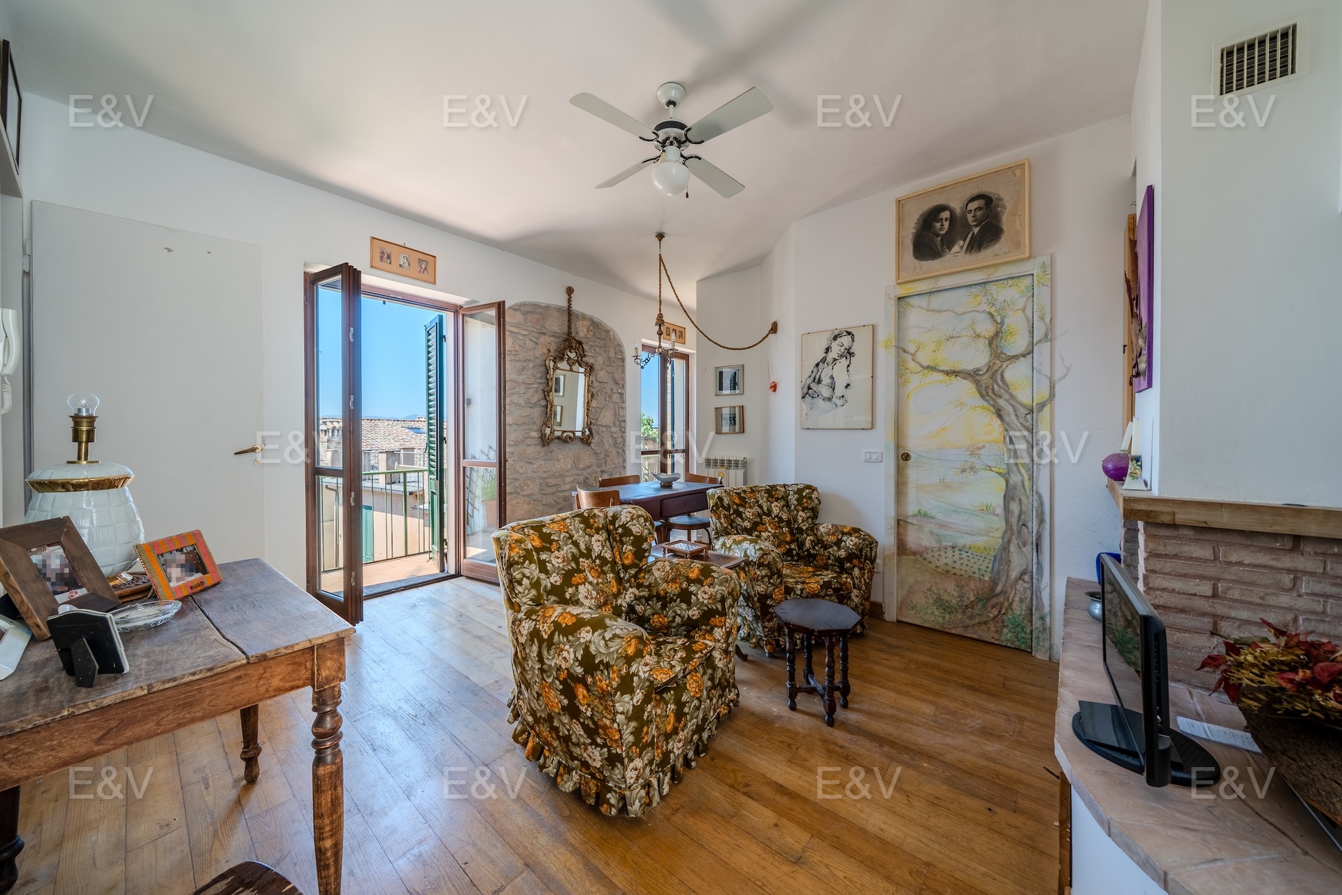 Panoramic townhouse with terrace in the historic center of Trevi