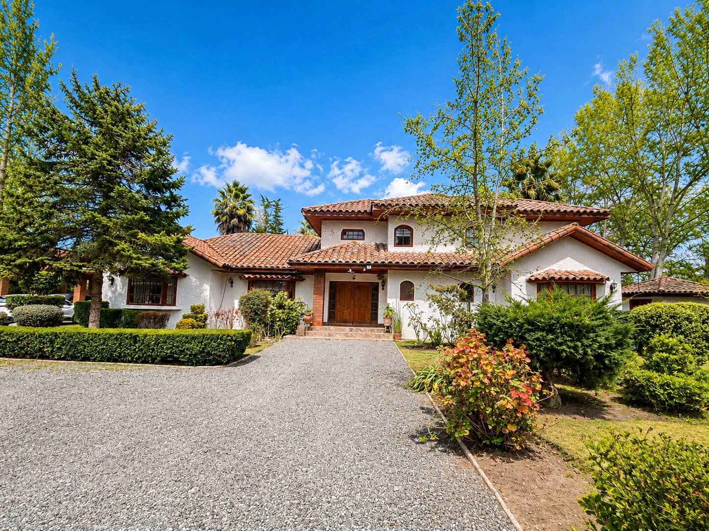Casa estilo chileno con privacidad y entorno seguro en condominio