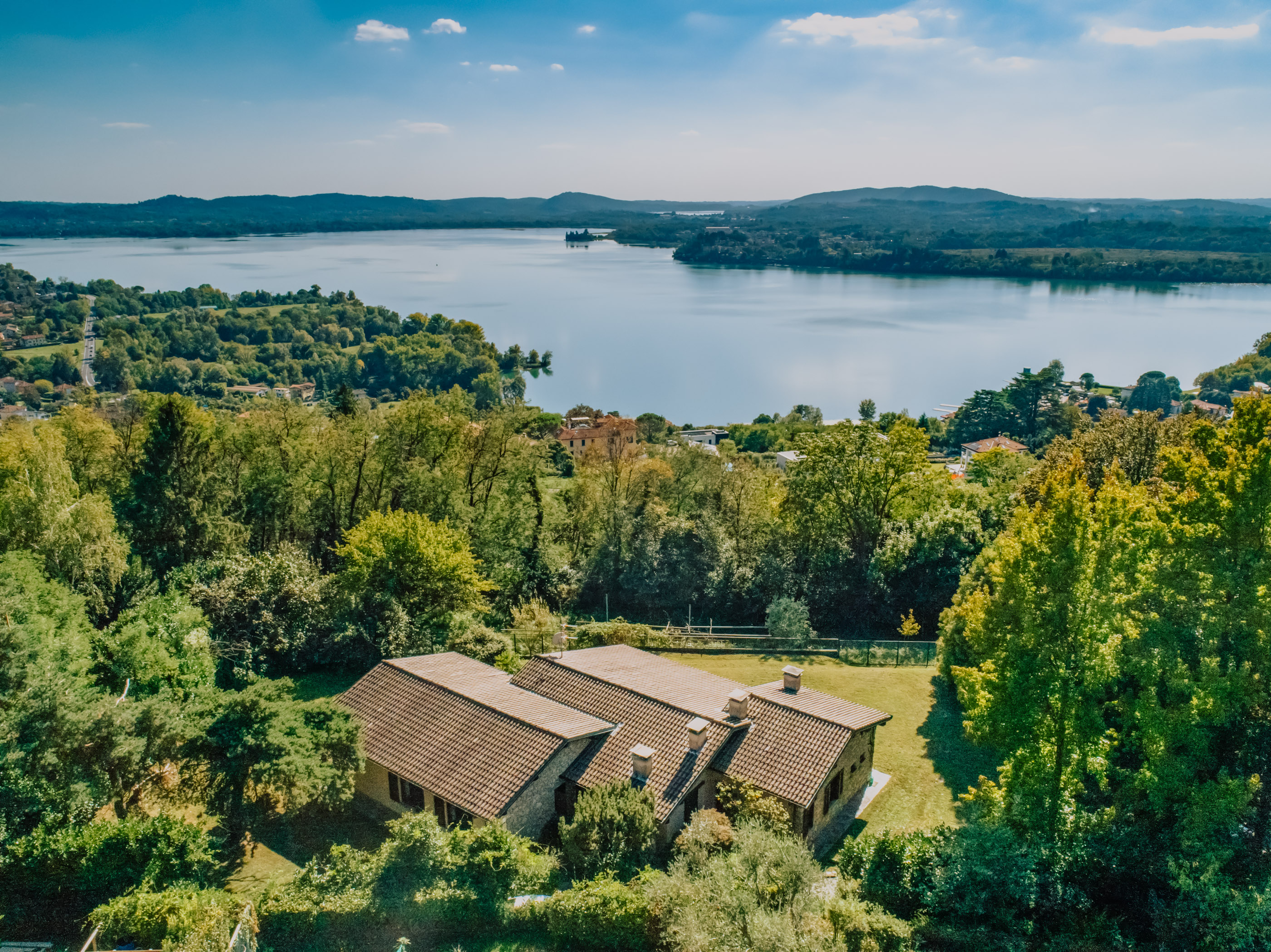 Exklusive freistehende Villa im Grünen mit Seeblick