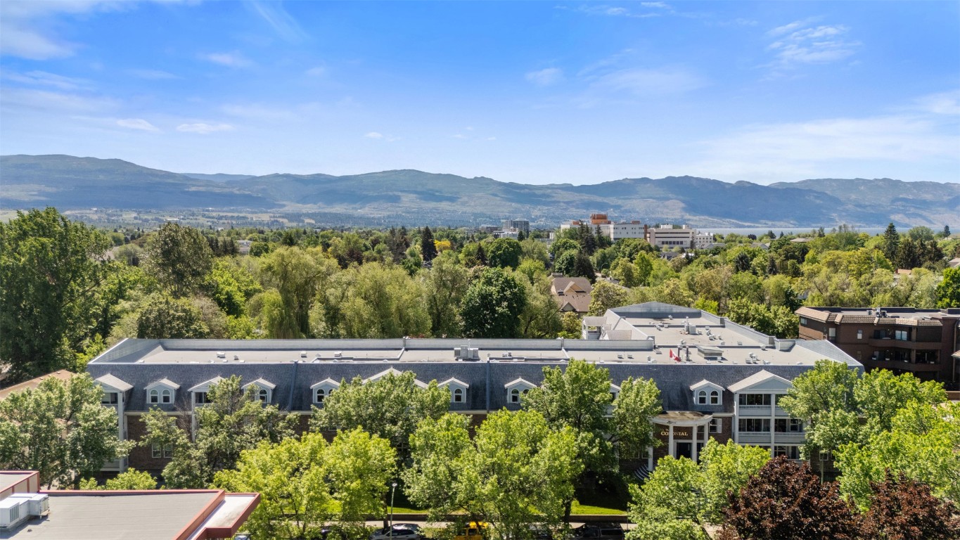 Updated Top-Floor 2 Bed + Den in 55+ Colonial Community!
