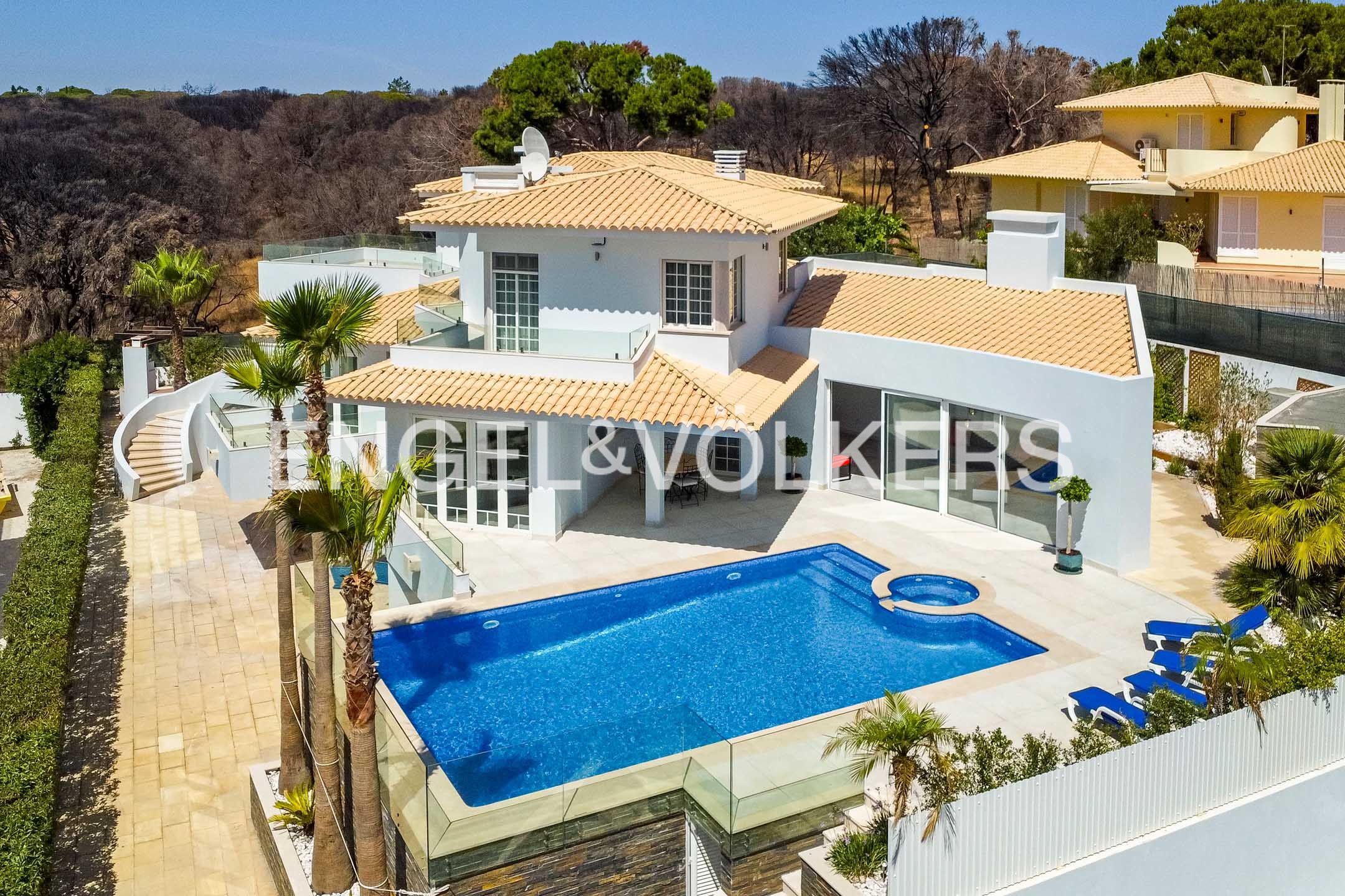 Magnificent 7-bedroom villa recently renovated in Garrão