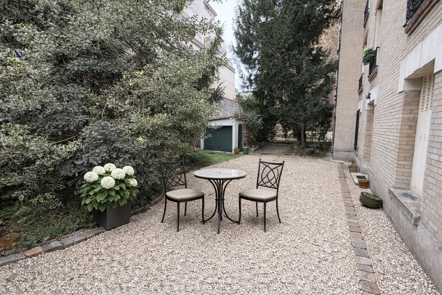 Paris 16th - Auteuil - 223 m2 apartment + 210 m2 garden + private parking and studio