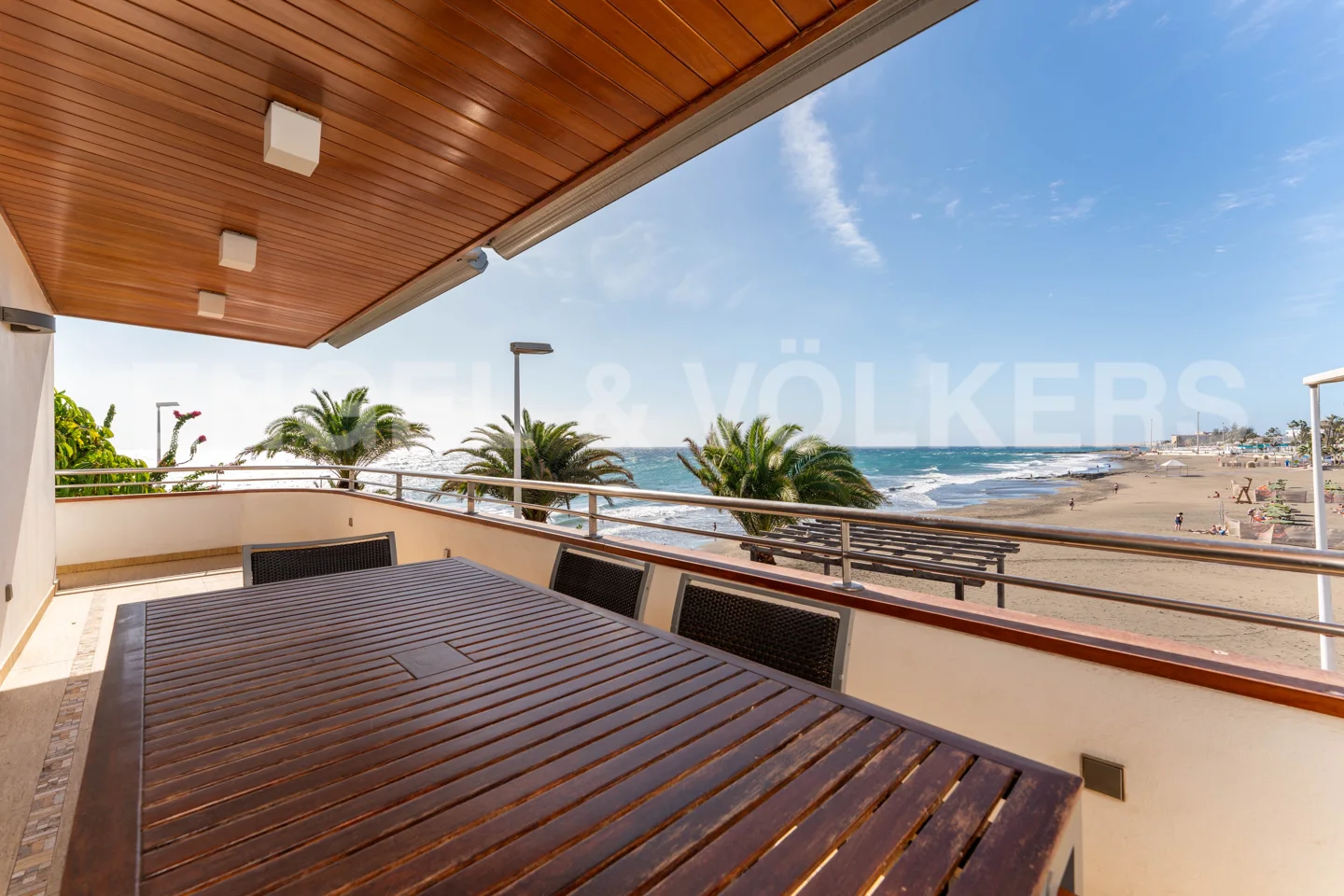 Privileged location: Front line beach villa in San Agustín