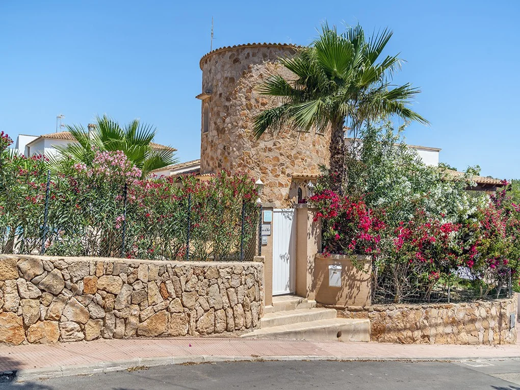 Natural stone villa within walking distance of the beach with rental licence