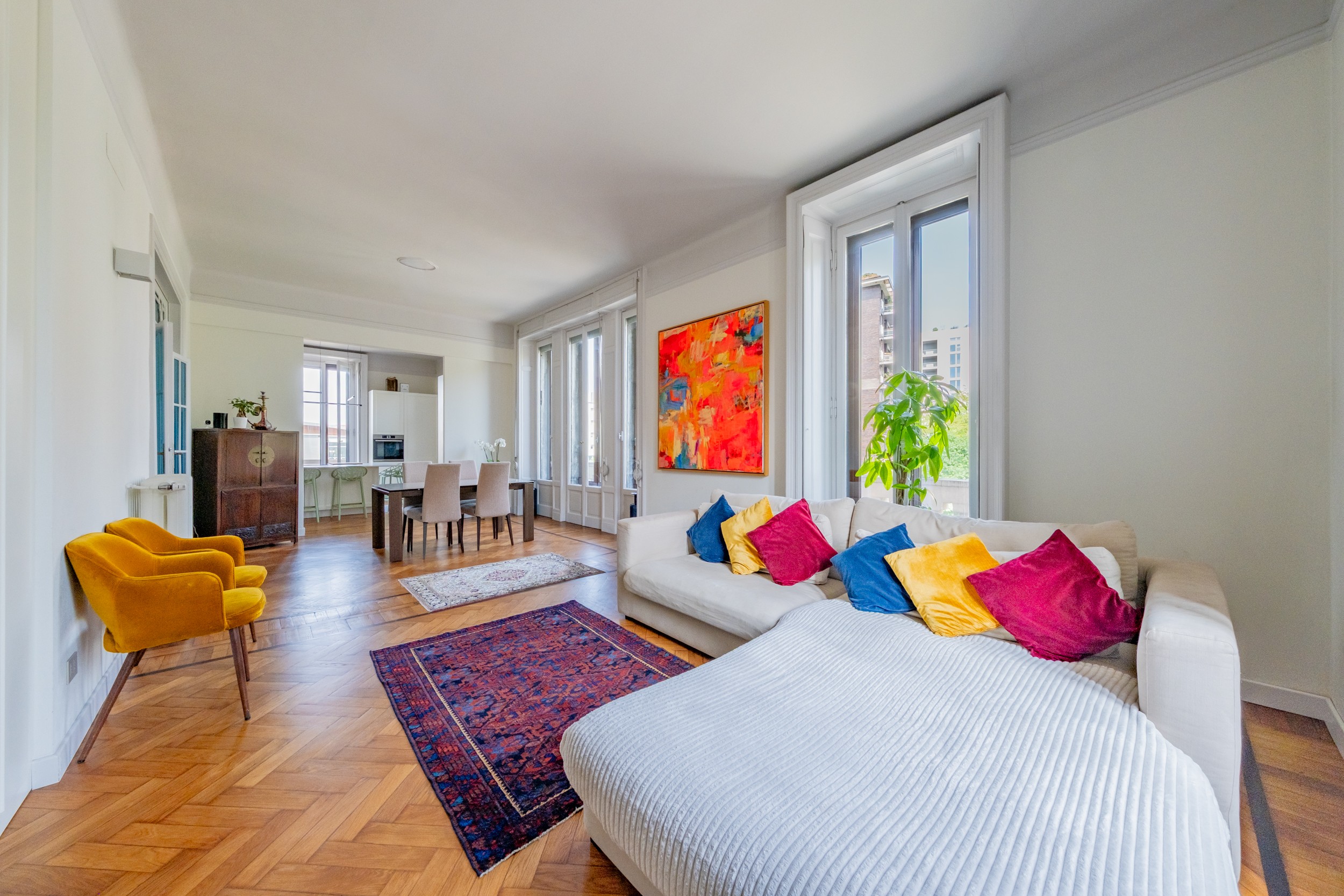 Elegant and refined 4-rooms apartment in the Bocconi area