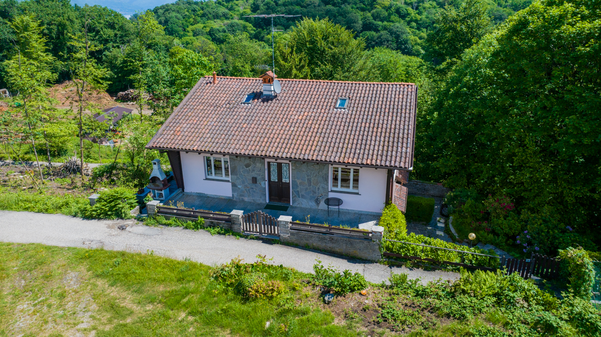 Living in the greenery between the lake and the mountains