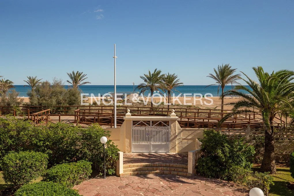 Exclusive and spacious house on the beachfront of Gandía
