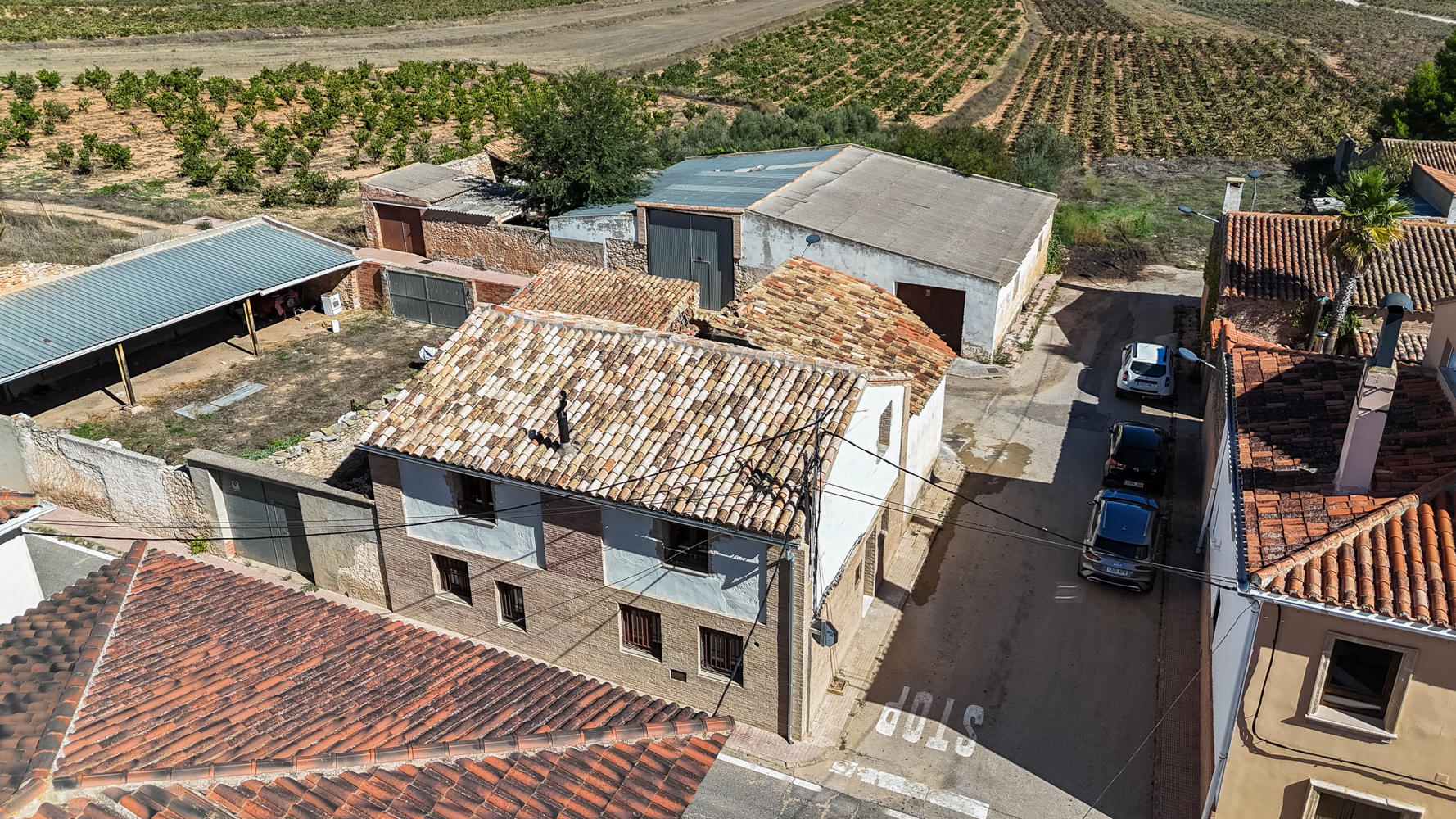 Charming renovated historic house with a patio and mountain views in La Torre de Utiel, an exclusive retreat among vineyards and Valencian countryside.