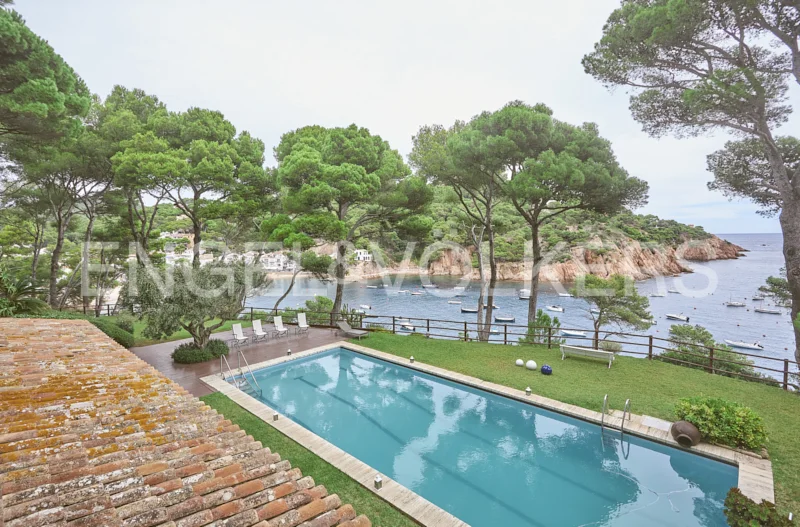 Seafront villa with direct access to the beach in Tamariu