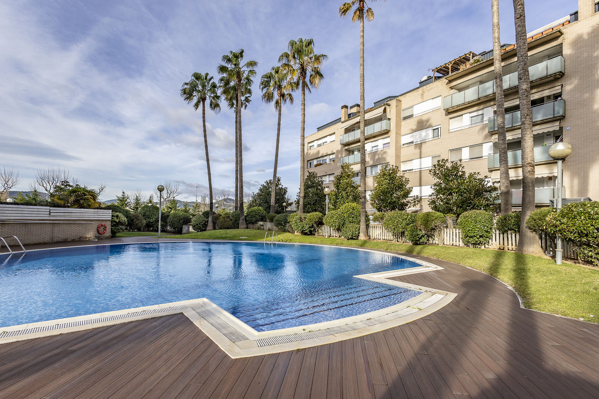 Flat with parking, storage room and swimming pool in the best area of Sant Joan Despí