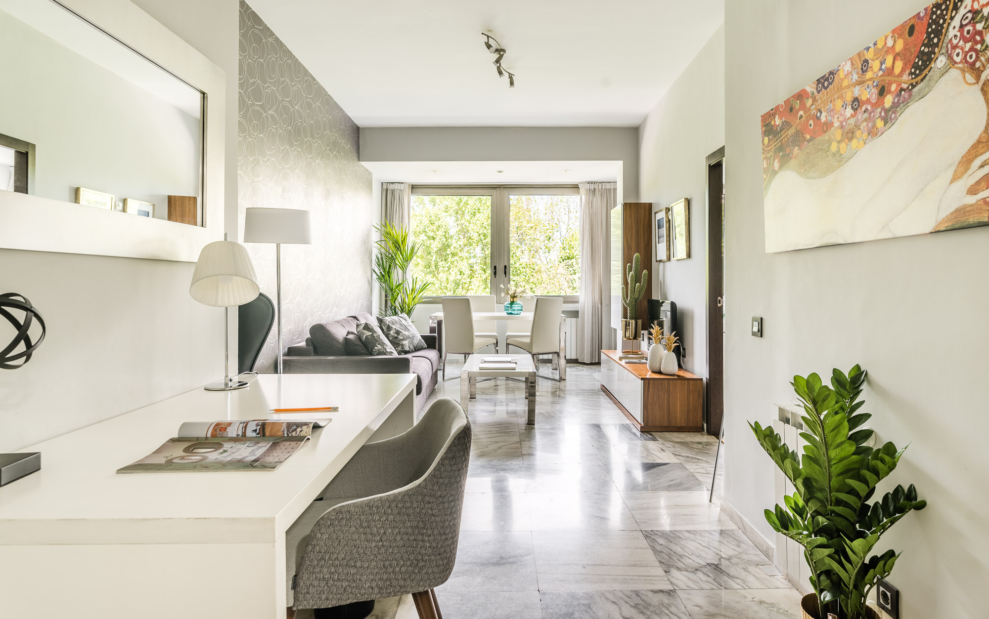 Fabulous apartment with wide views of Plaza de España. Available for long-term stays