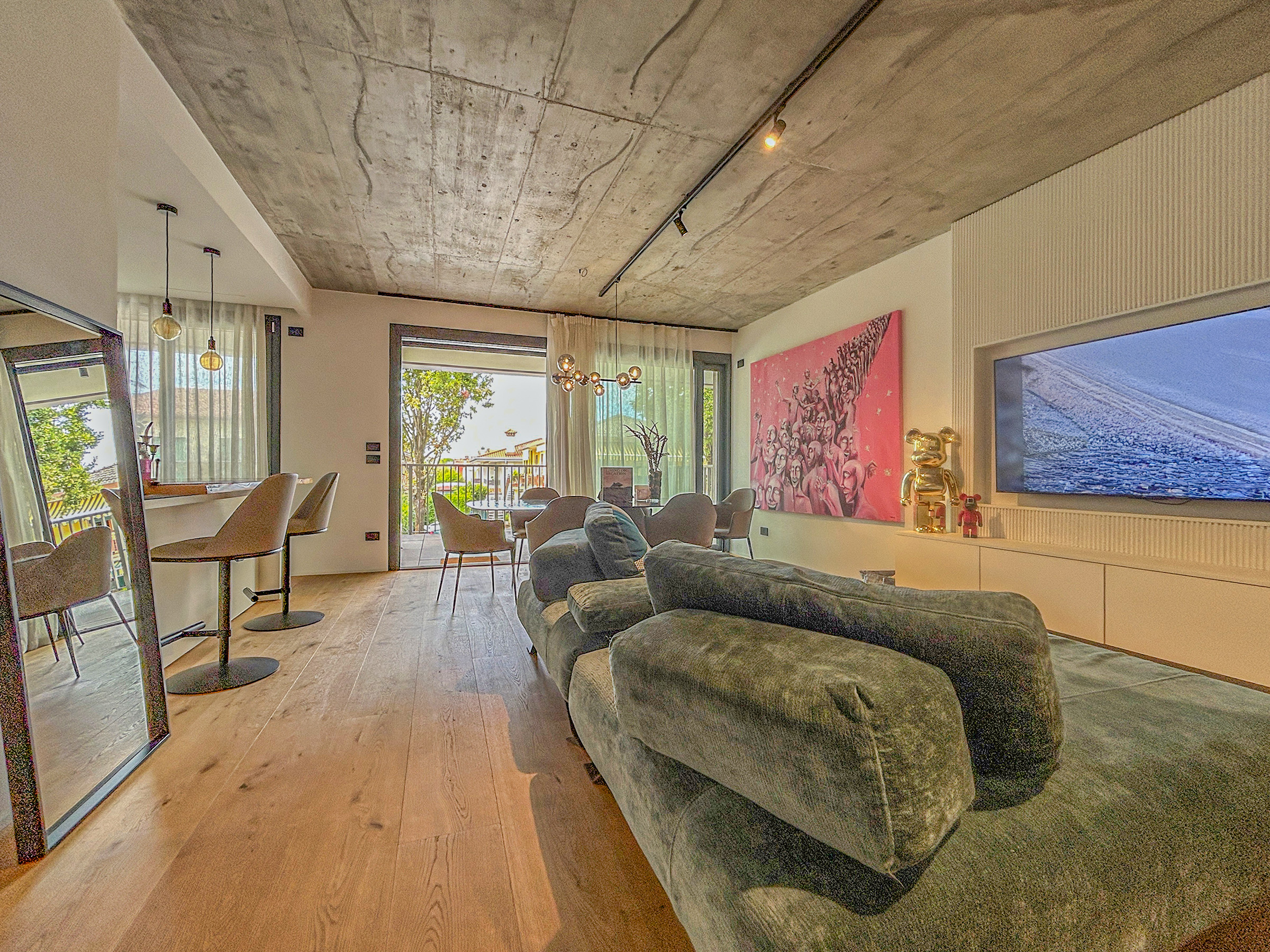 Shade Palace: prächtige Dreizimmerwohnung mit Garage und Stellplatz