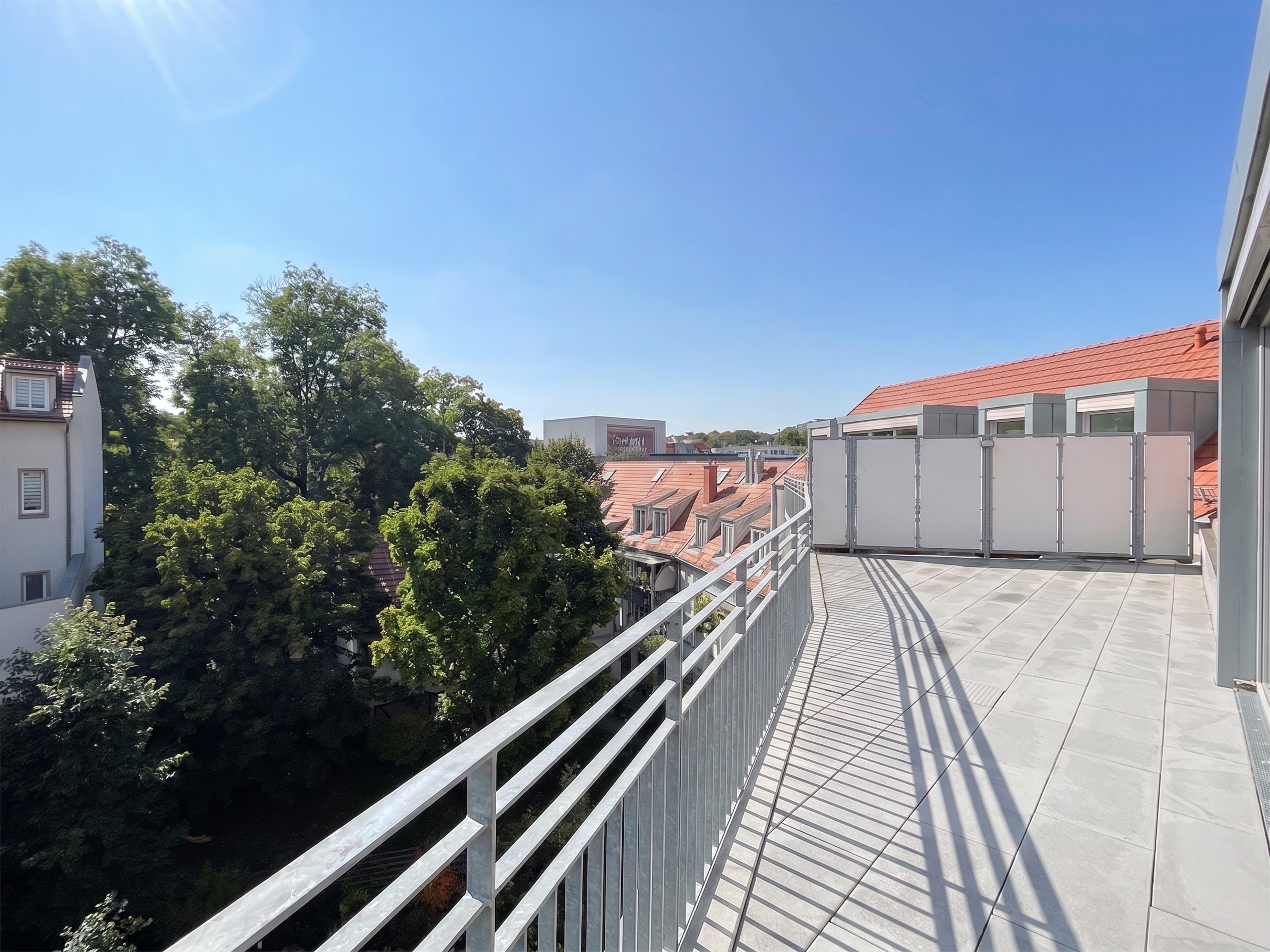 RESERVIERT!! Barrierefreies Penthouse mit großer Südwest-Dachterrasse, Domblick und Tiefgaragenstellplatz – Ein seltenes Juwel! [AI-modified]
