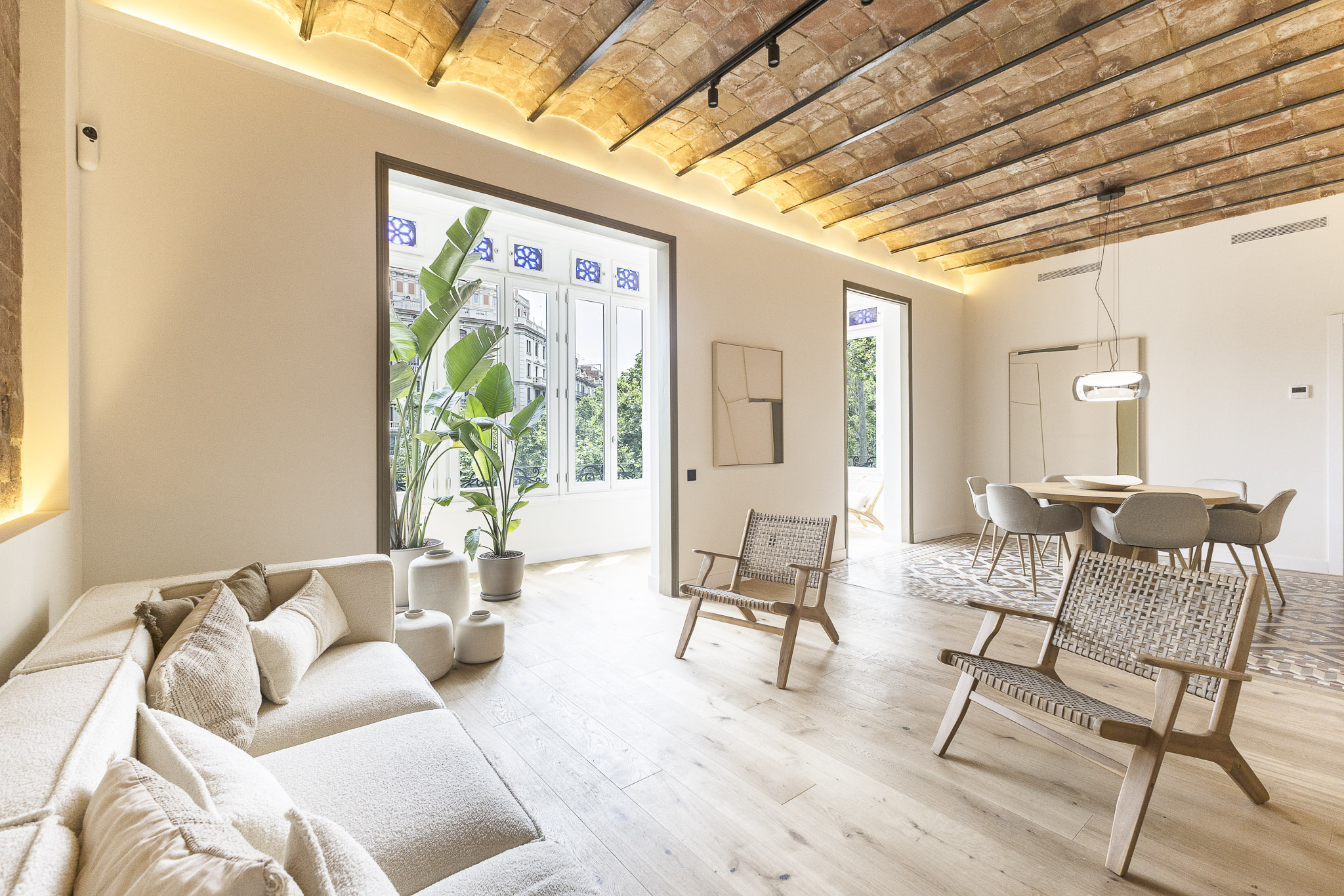 Elegant brand new corner flat in Eixample