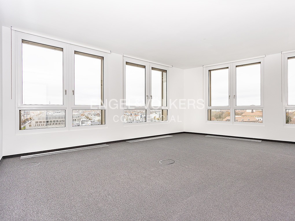 Modernes Office mit Ausblick an Ring- und U-Bahn