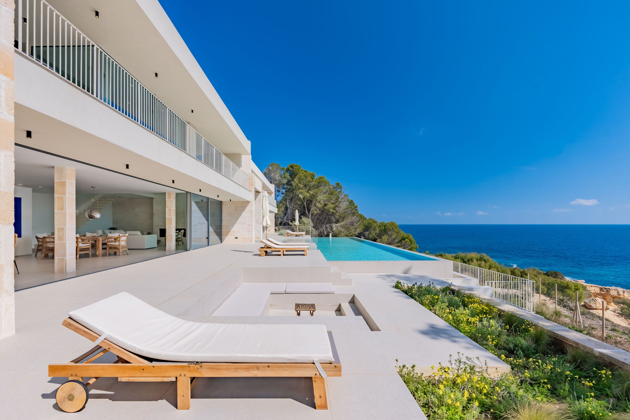 Luxury villa in first sea line