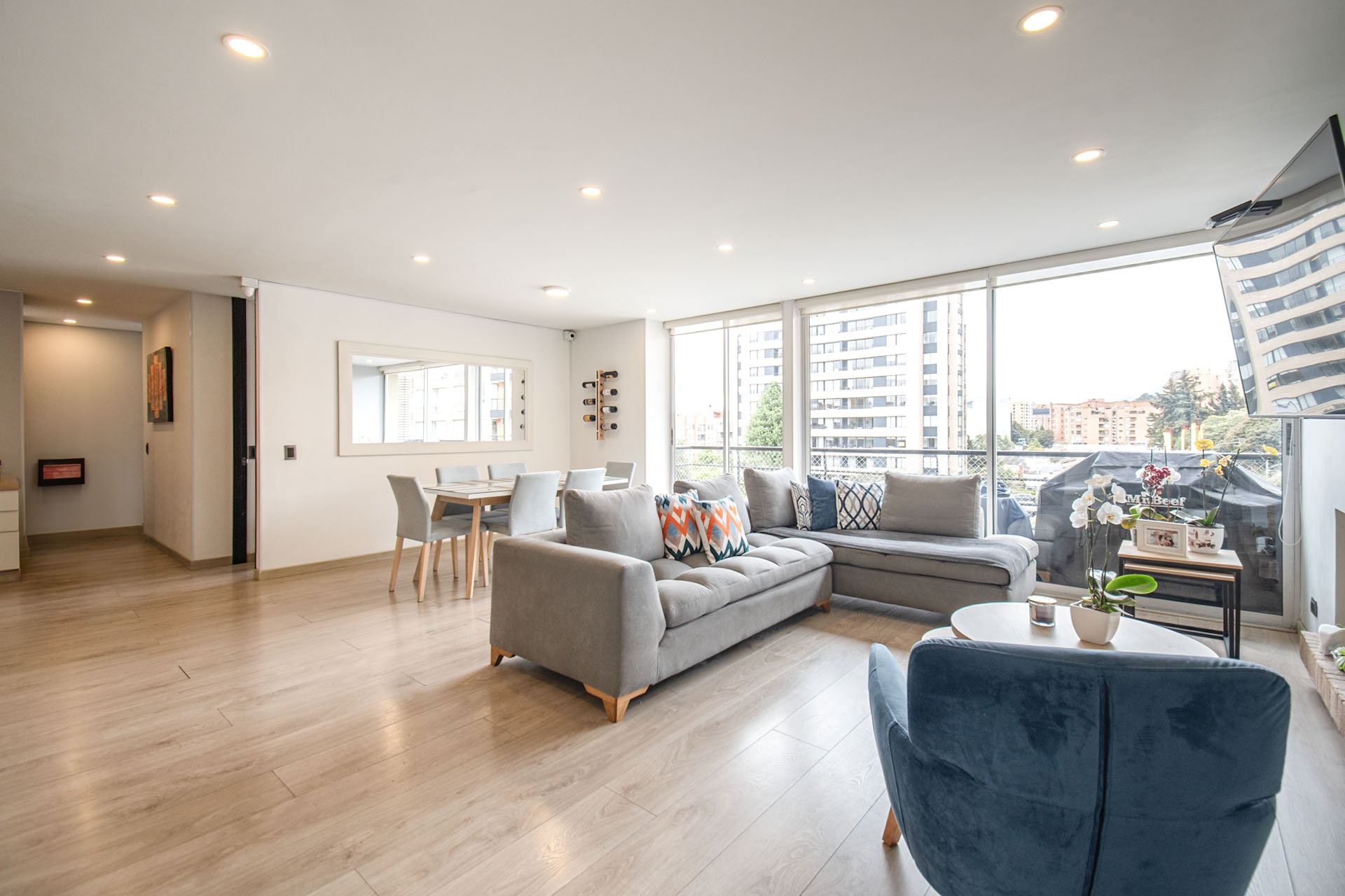 Moderno apartamento con balcón para venta en Bella Suiza