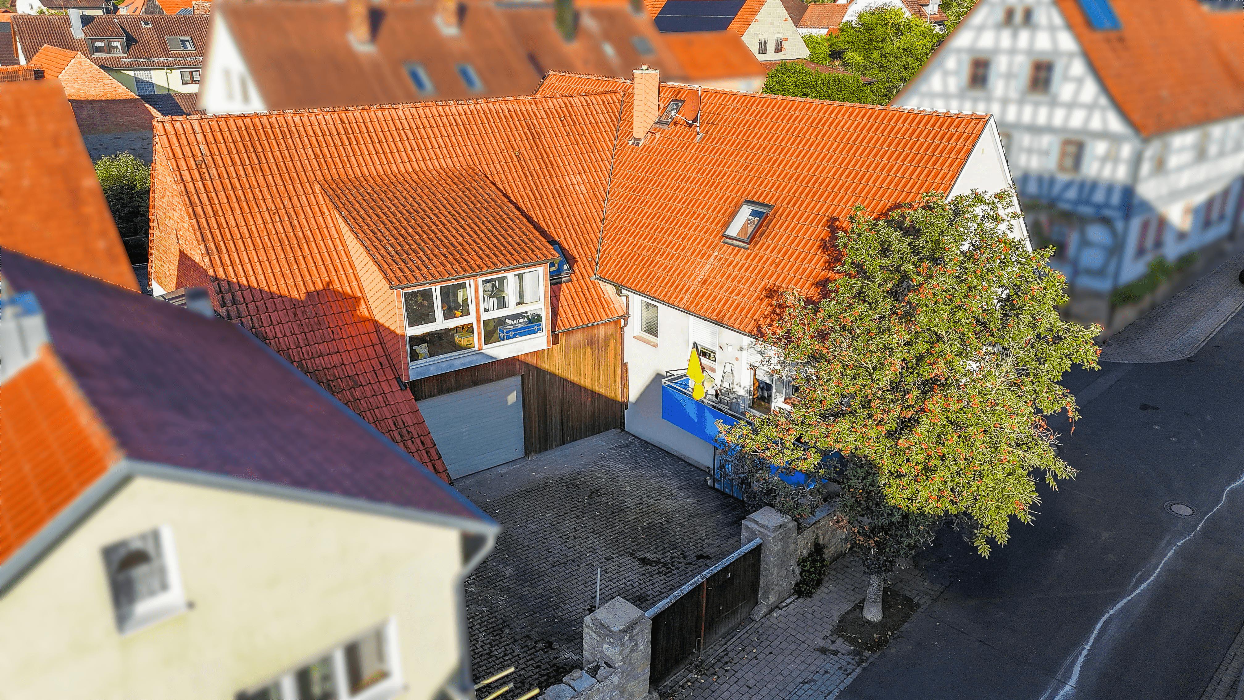 Mehrfamilienhaus mit zwei Wohneinheiten und großem Entwicklungspotenzial in Altertheim