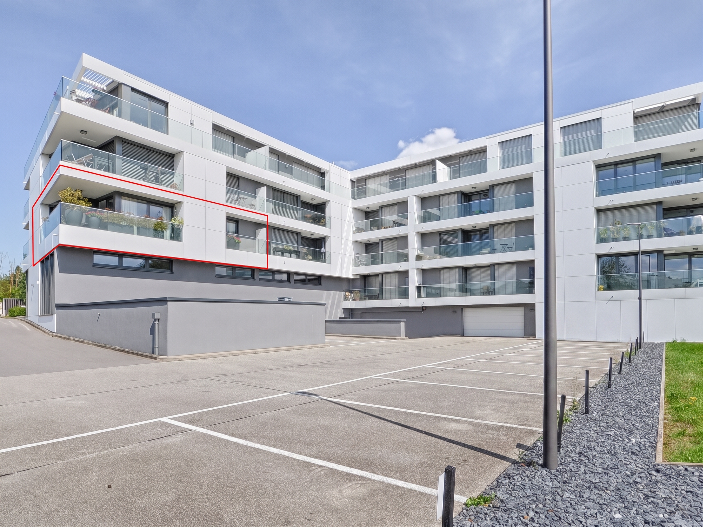 Strassen: Bright 1-bedroom apartment with 2 balconies and premium finishes