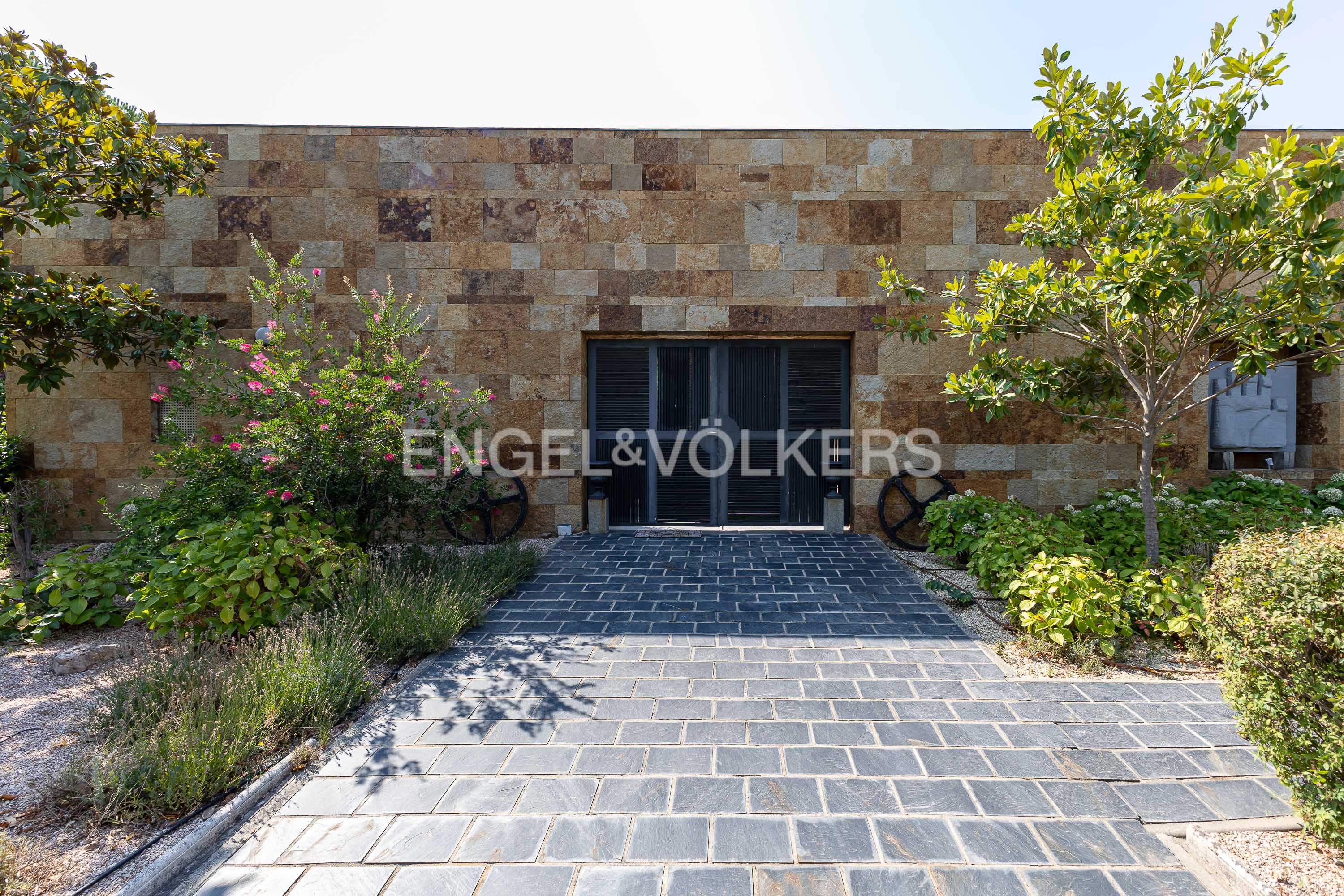 Stunning single-family home in El Monte Del Pilar