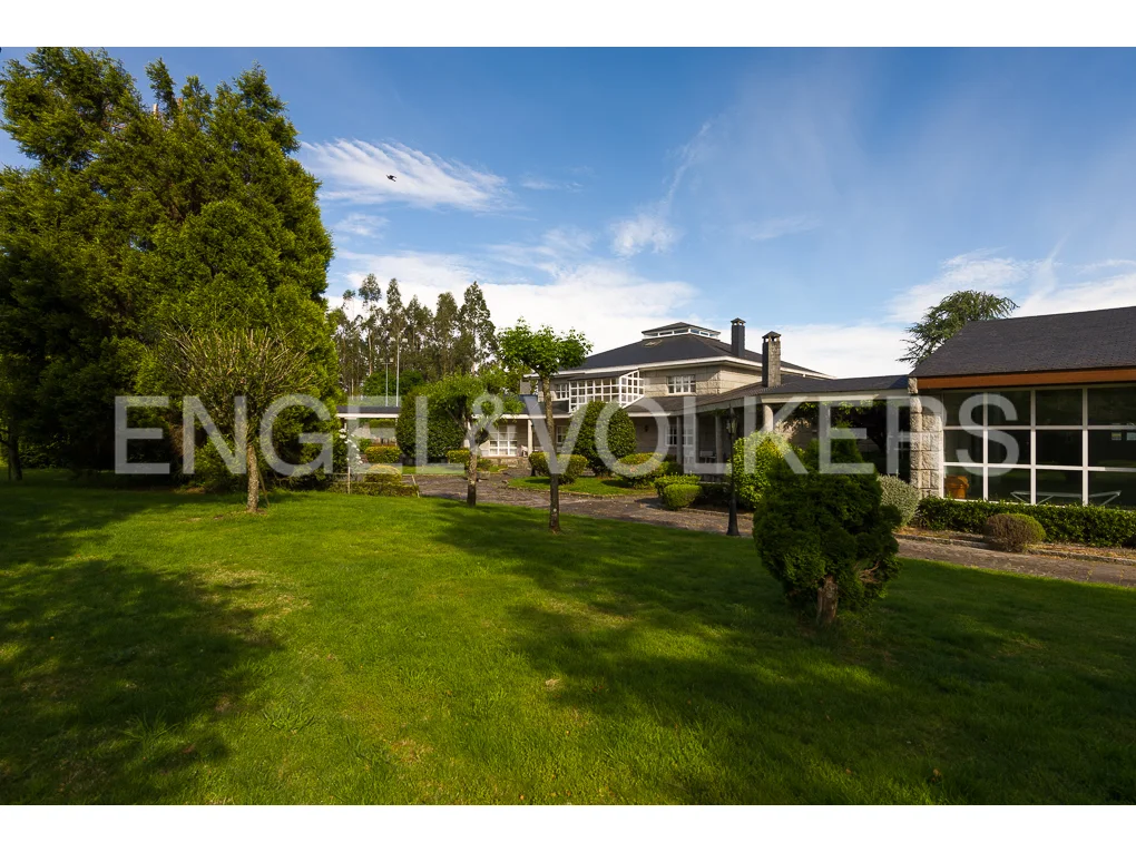 Magnificent house of 900 m2 built, with 5000m2 of land and 586 m2 of sporting 586 m2 half an hour from Santiago