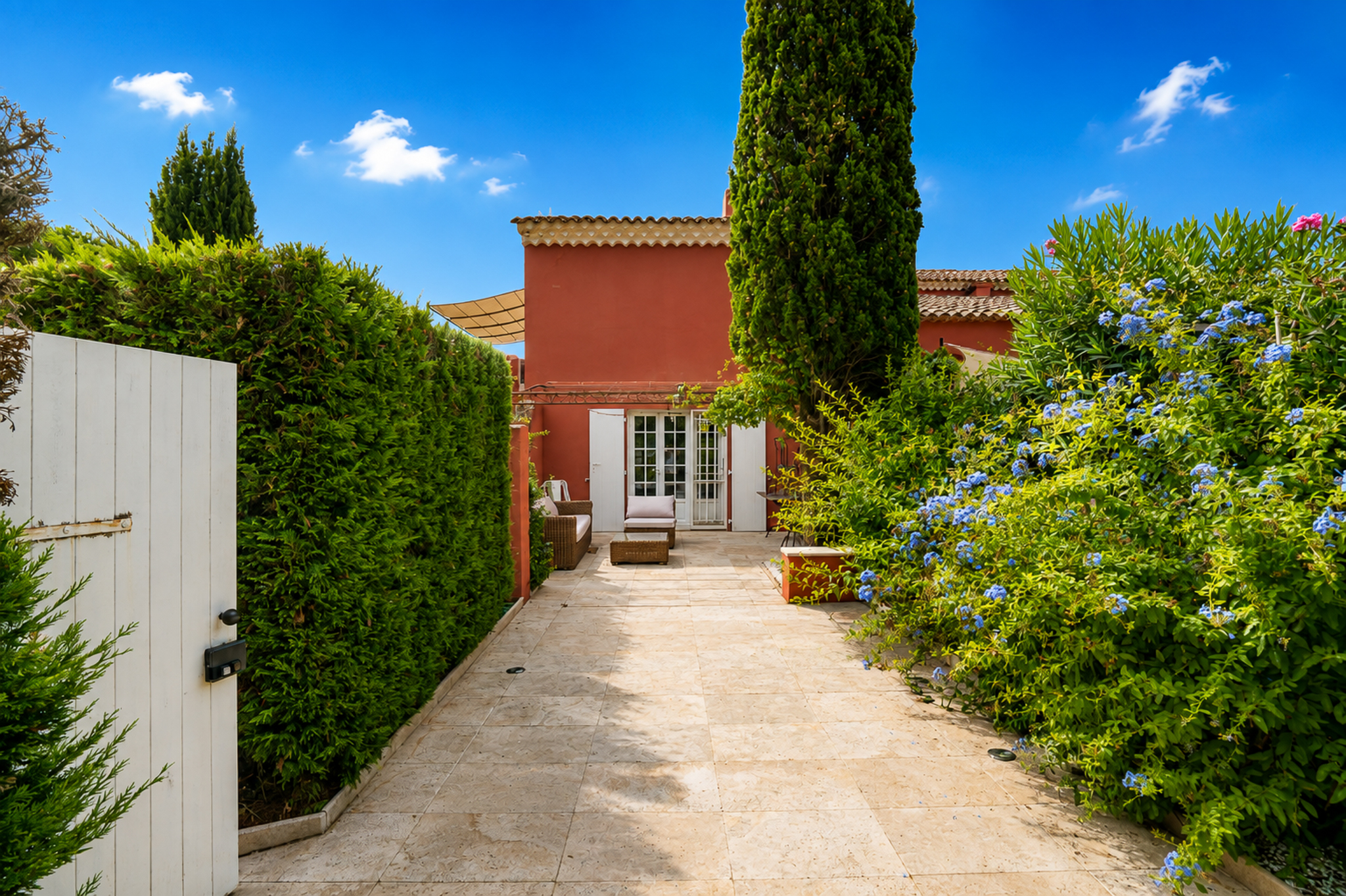 Through-apartment with private gardens, just minutes from Saint-Tropez and the beaches