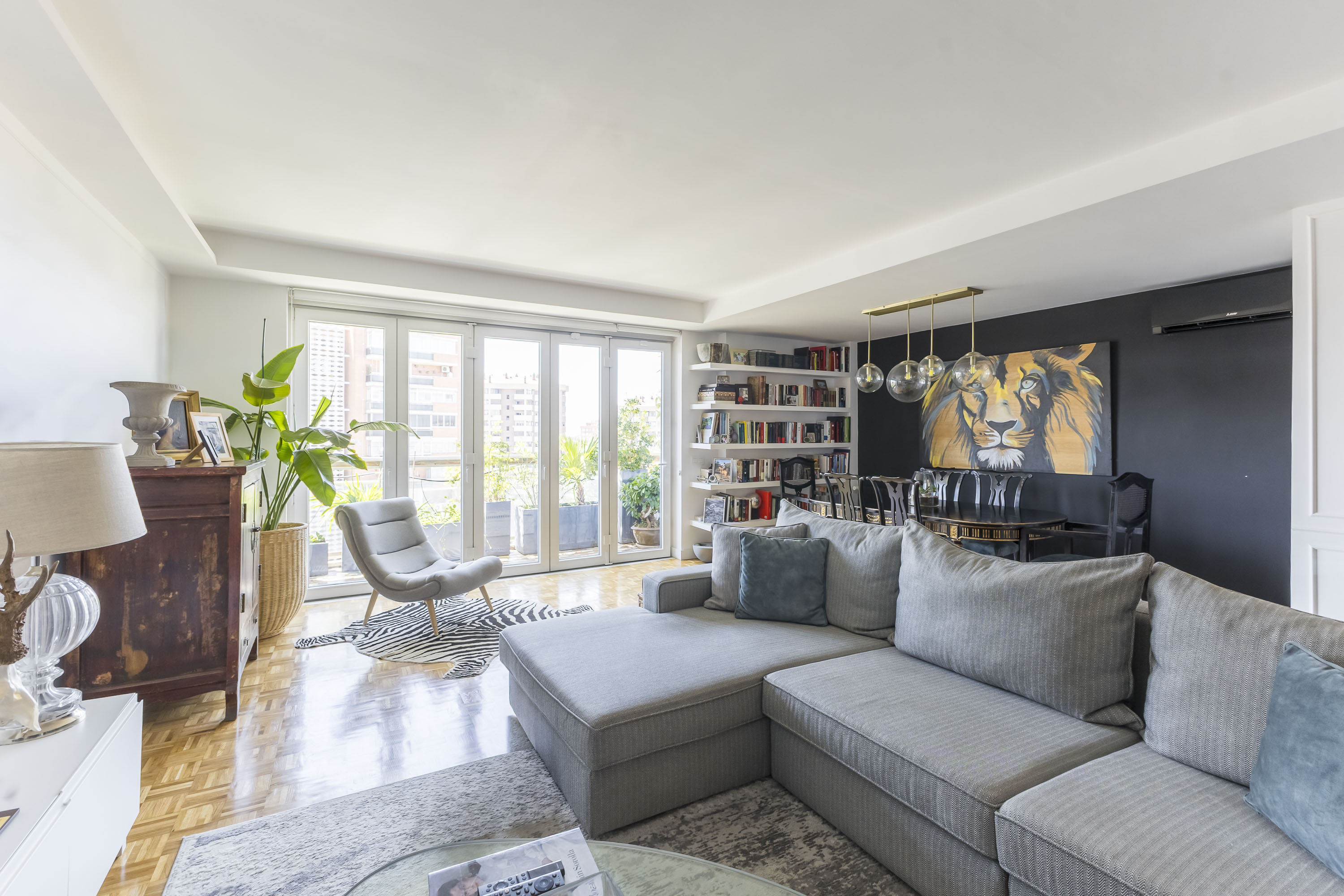 High-floor designer renovation apartment in Arturo Soria