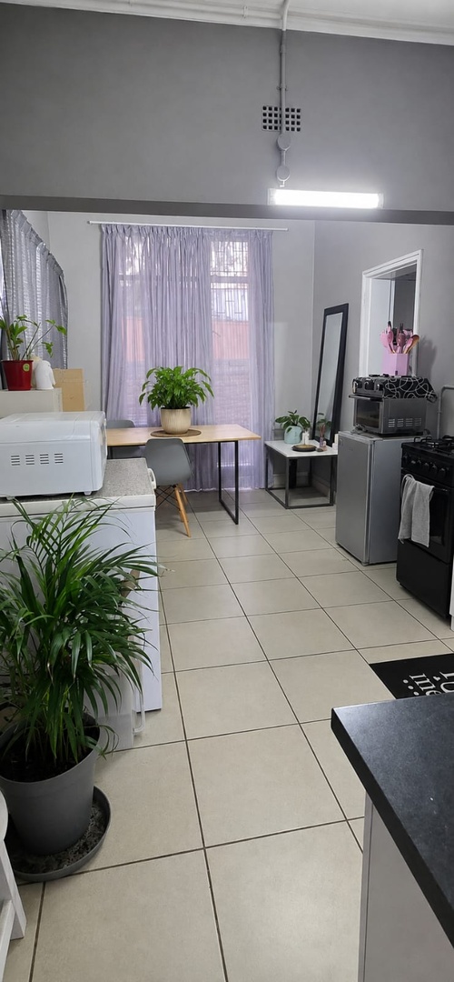 One-Bedroom Bachelor-Style Home to Rent