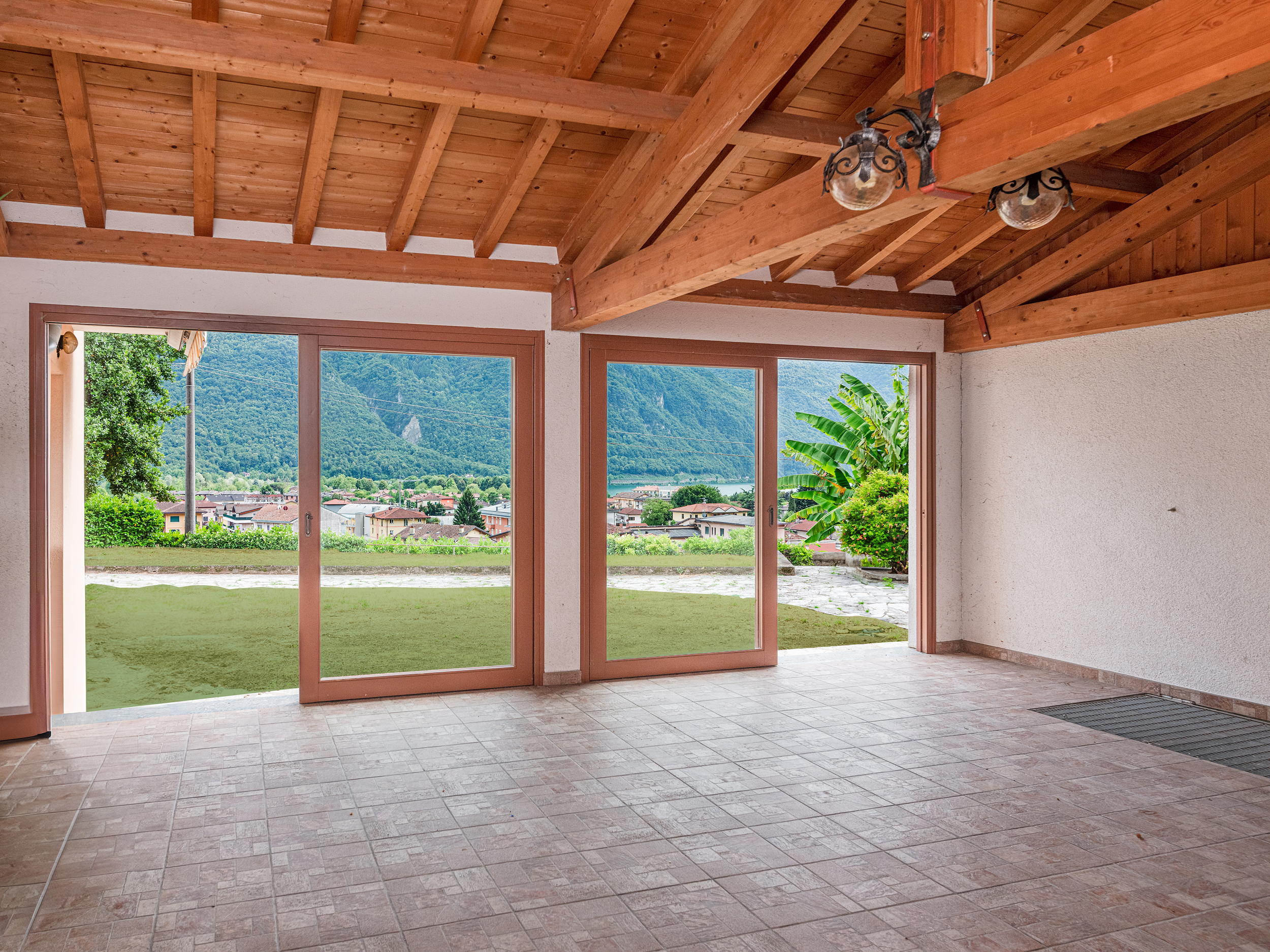 Ampia villa con vista panoramica sul Lago di Lugano