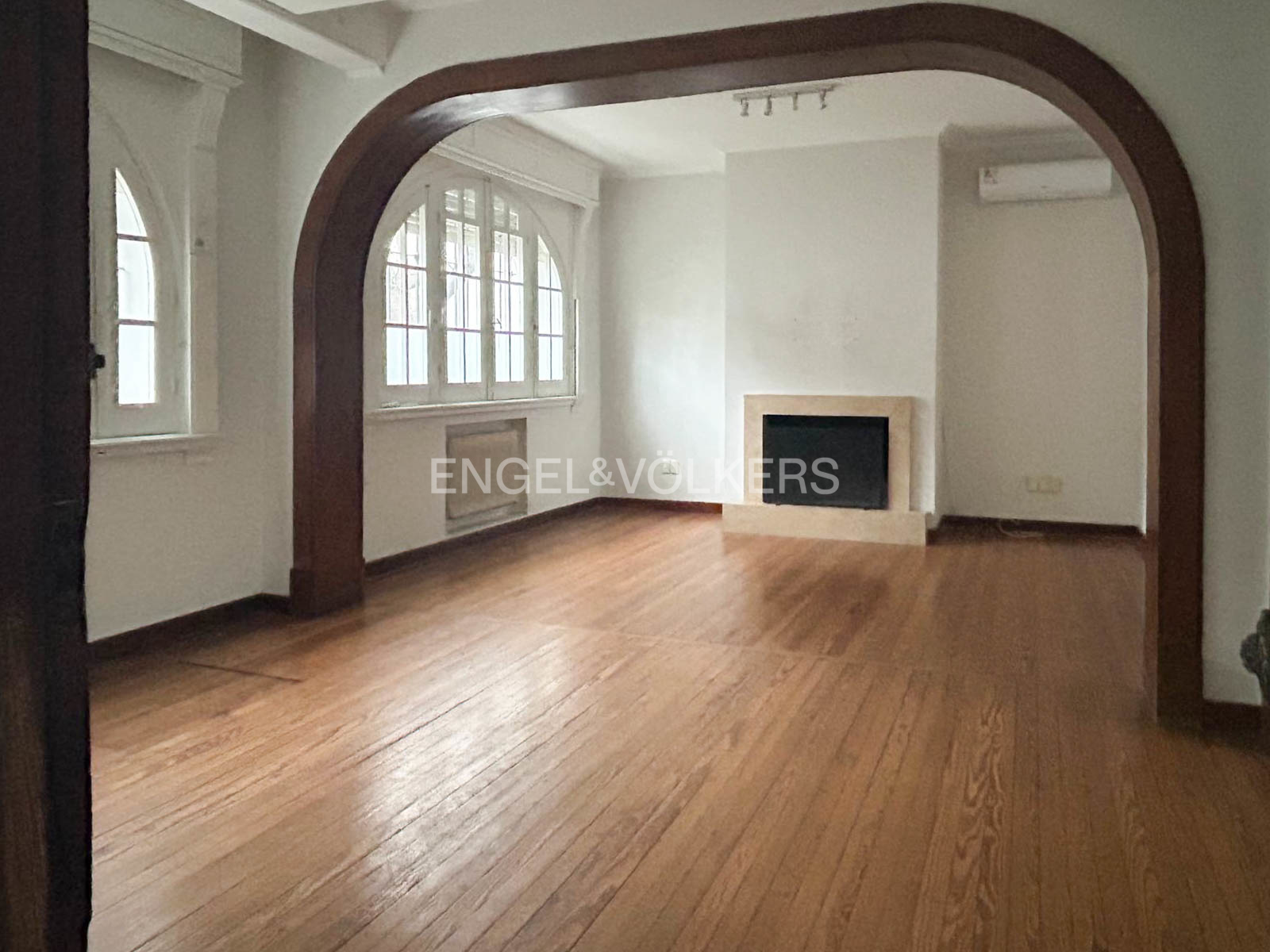Stylish house for rent in Pocitos, 4 bedrooms, garage and barbecue.