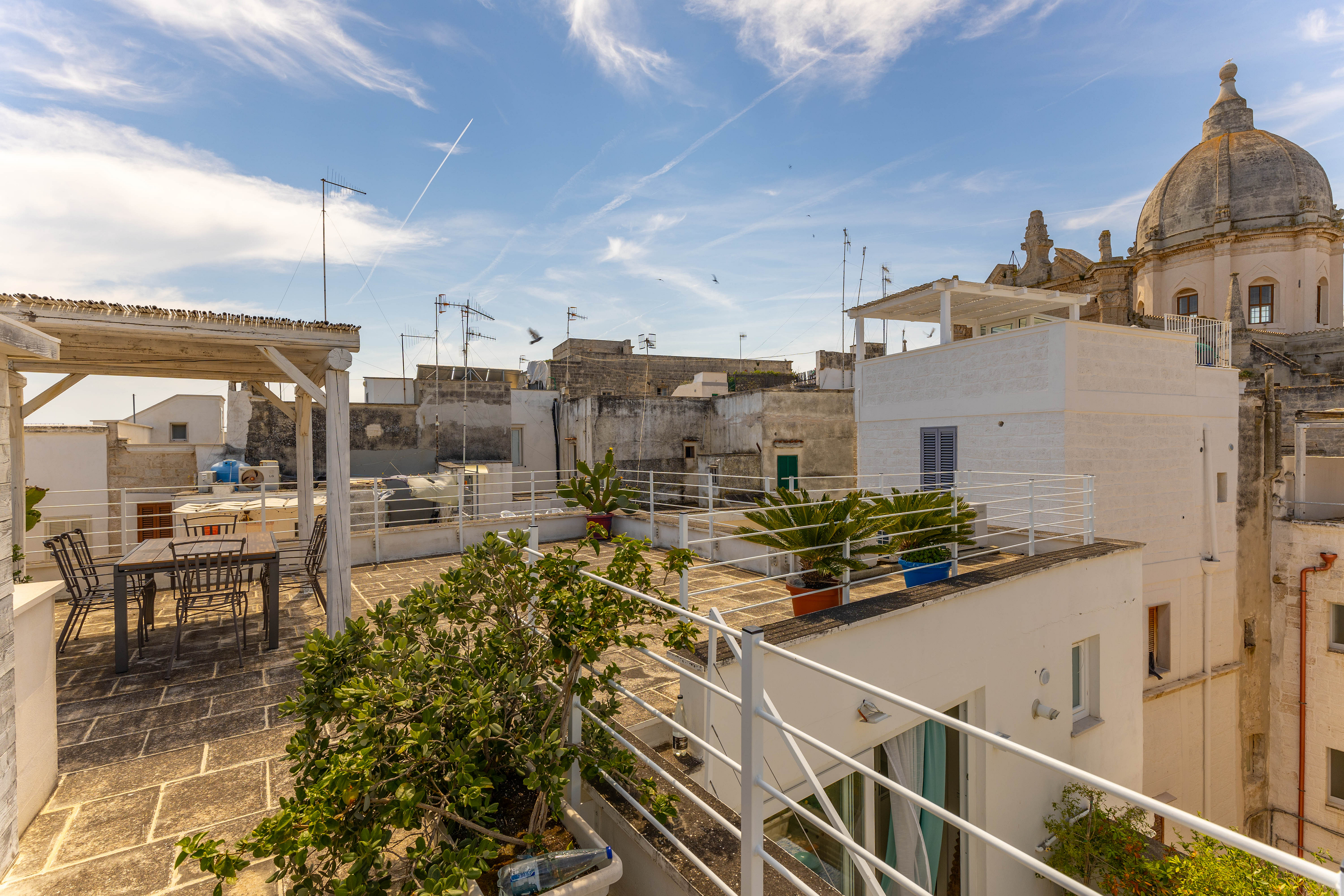 In the heart of Monopoli: renovated three-room apartment with panoramic terraces