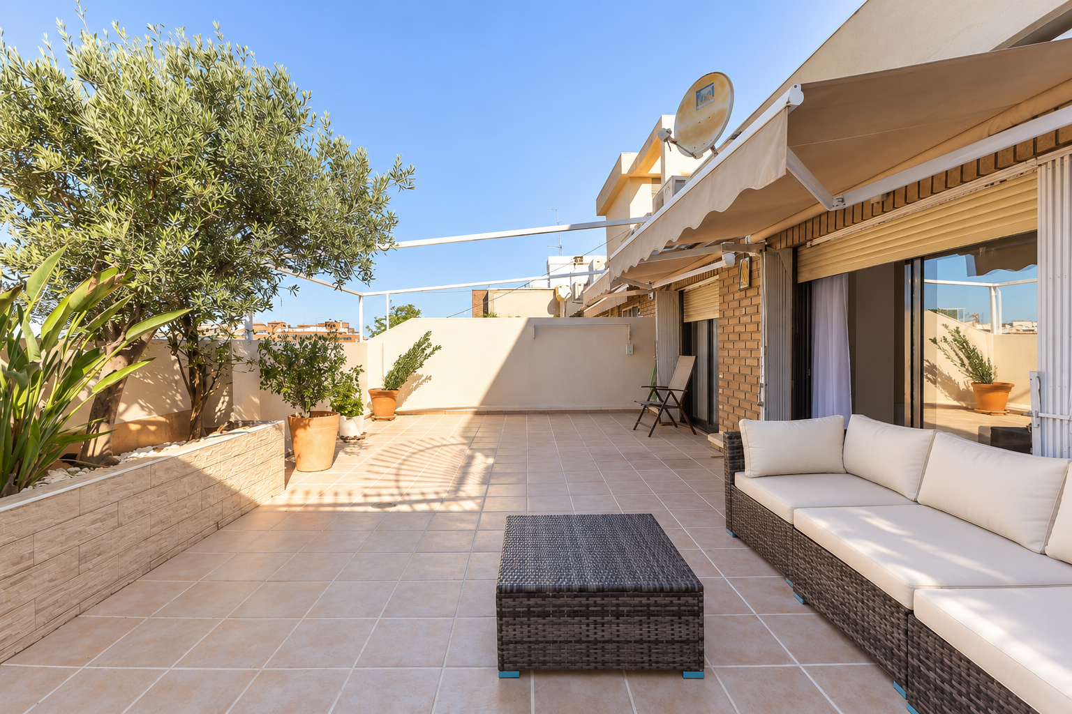 Àtic amb terrassa privada de 45 m² i 3 habitacions a València