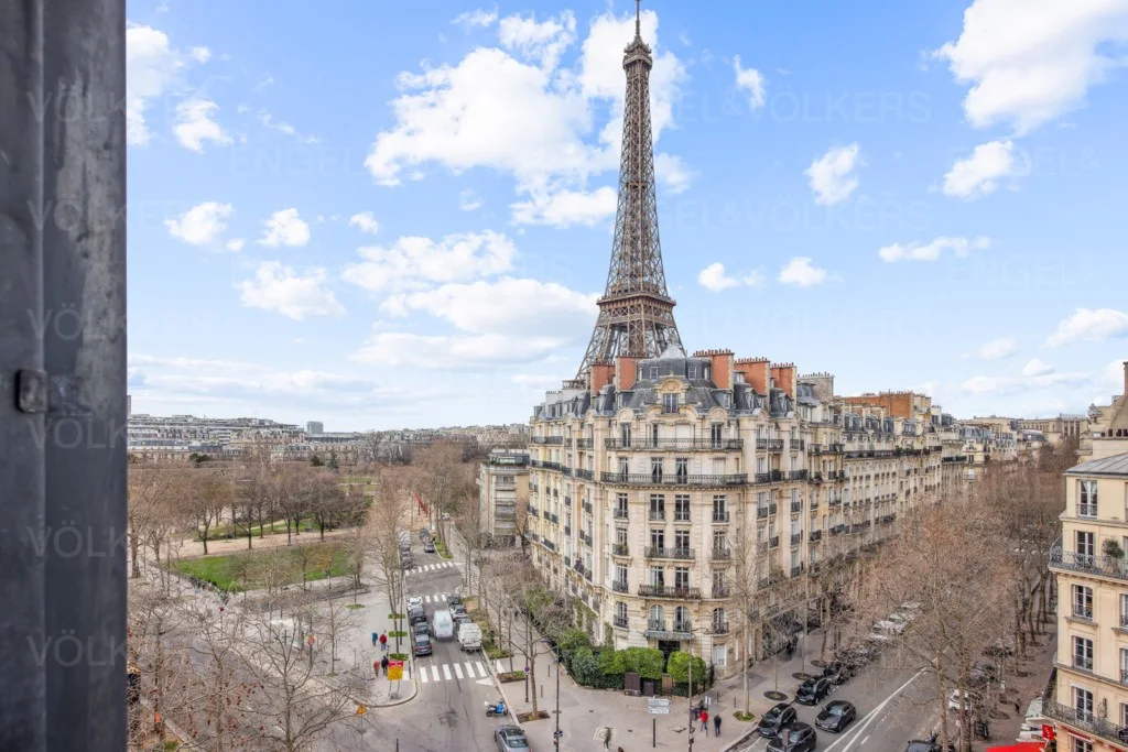 Paris 7th Champ-de-Mars - Renovated apartment with unique Eiffel Tower views
