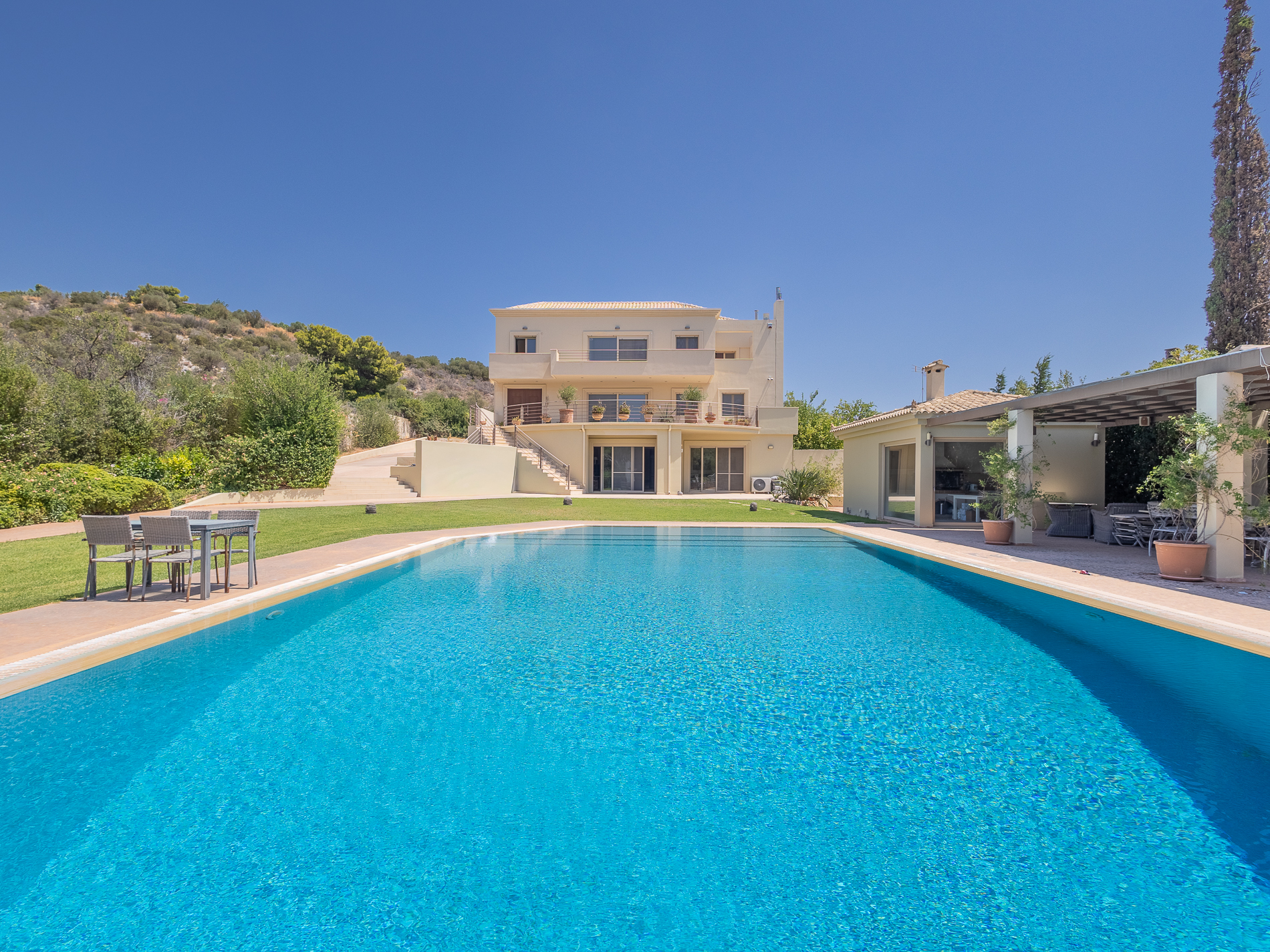 Luxurious 450 sq.m. detached house with a private pool