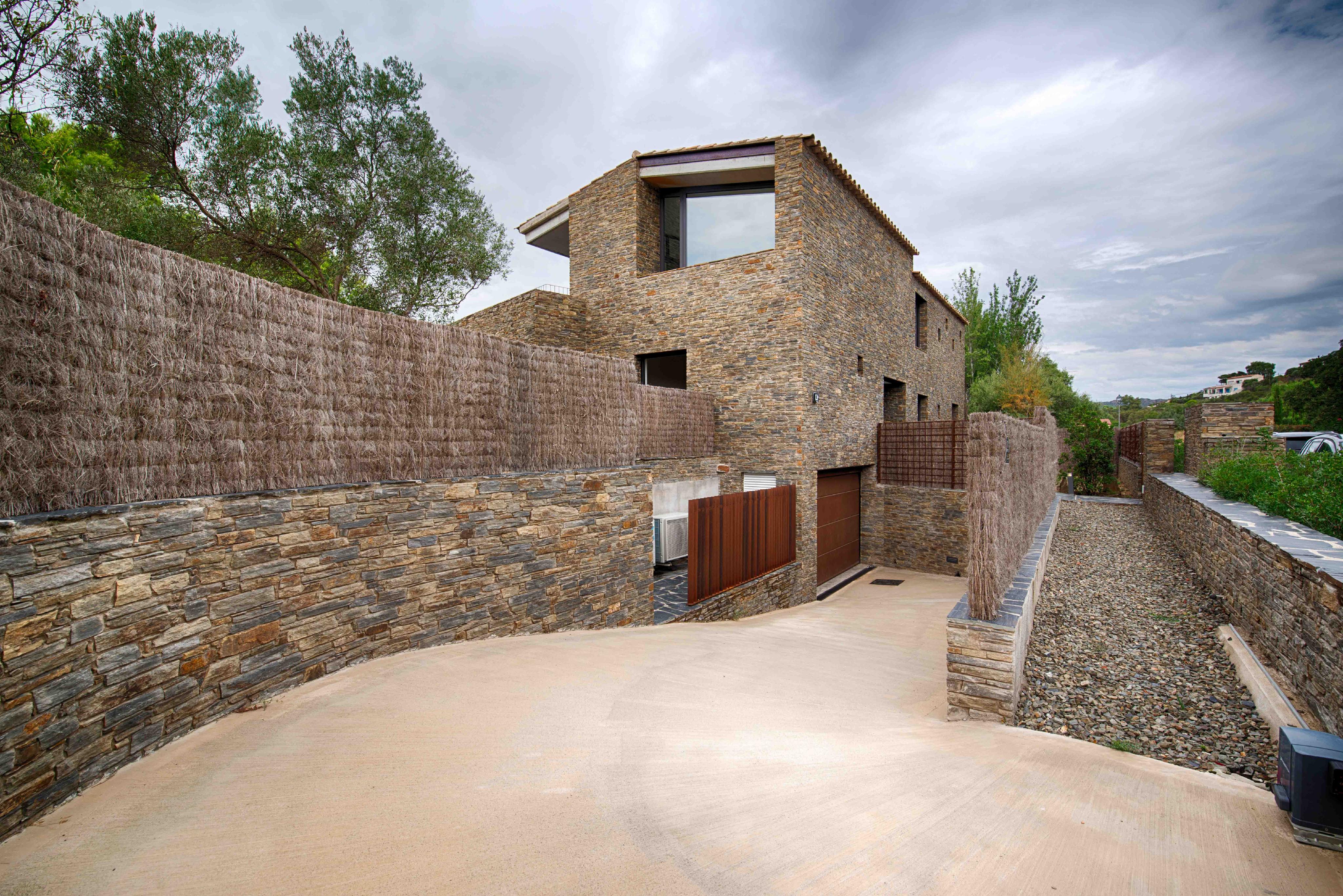 Casa contemporània de pedra amb terrasses, gran garatge i acabats d’alta gamma